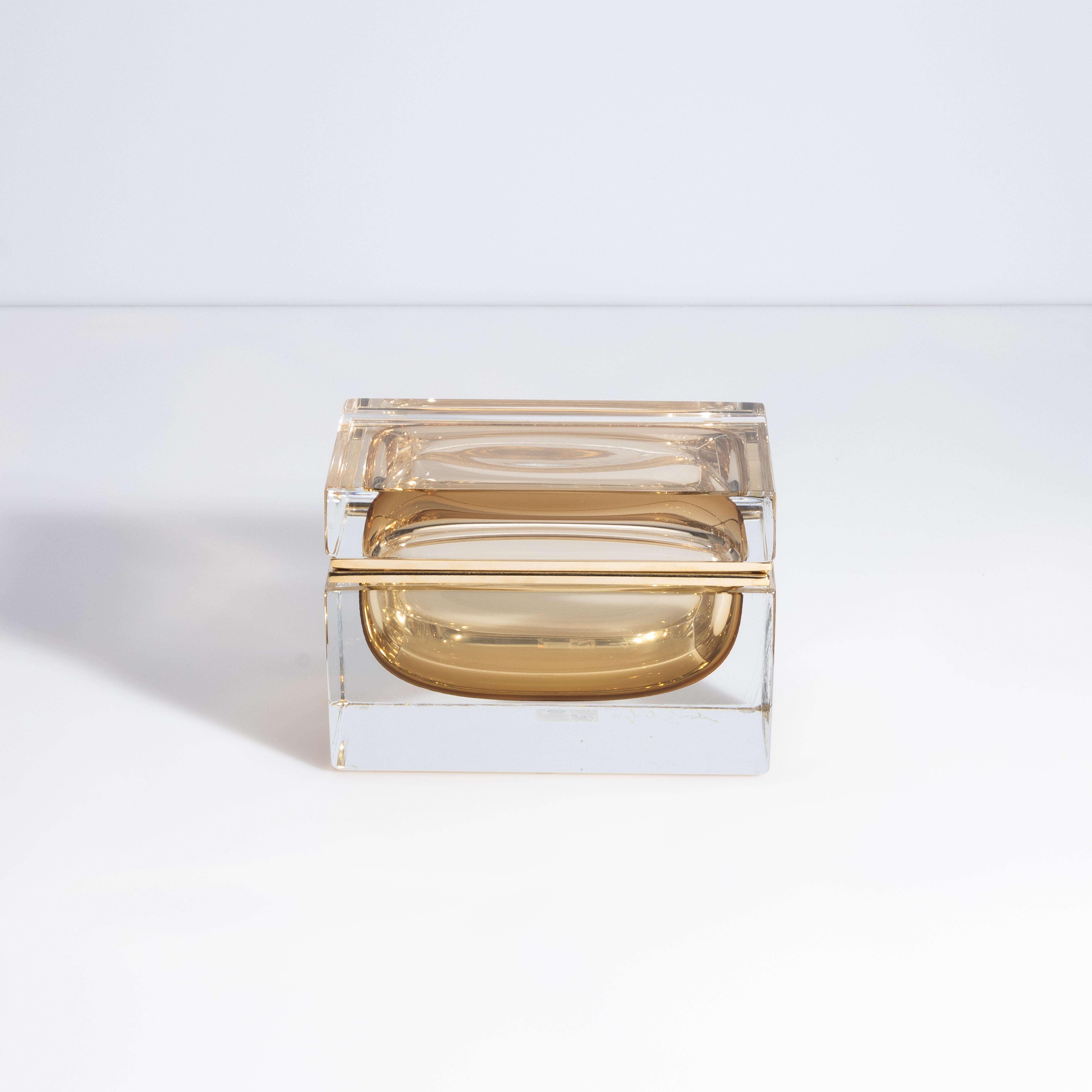 Cette grande boîte en verre de Murano soufflé à la bouche, à la fois fonctionnelle et élégante, allie les techniques de fabrication du verre de Murano à l'aspect pratique d'une boîte à tabac, ce qui témoigne de la polyvalence des artisans et de