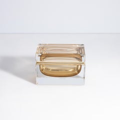 Caja de cristal de Murano soplado a mano en tabaco claro con herrajes de latón