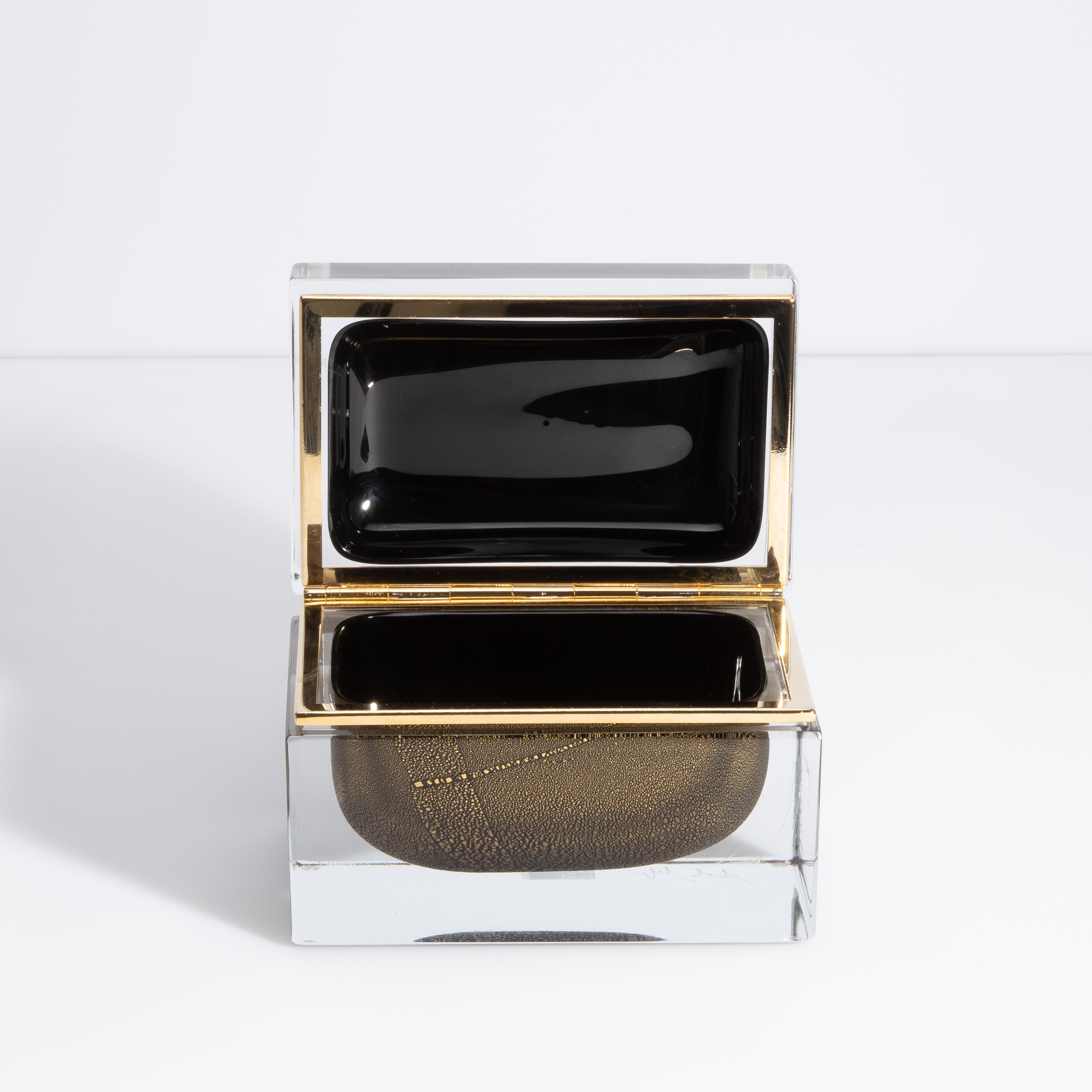 Fait main Boîte en verre de Murano soufflé à la main en noir onyx avec mouchetures en or 24 carats en vente