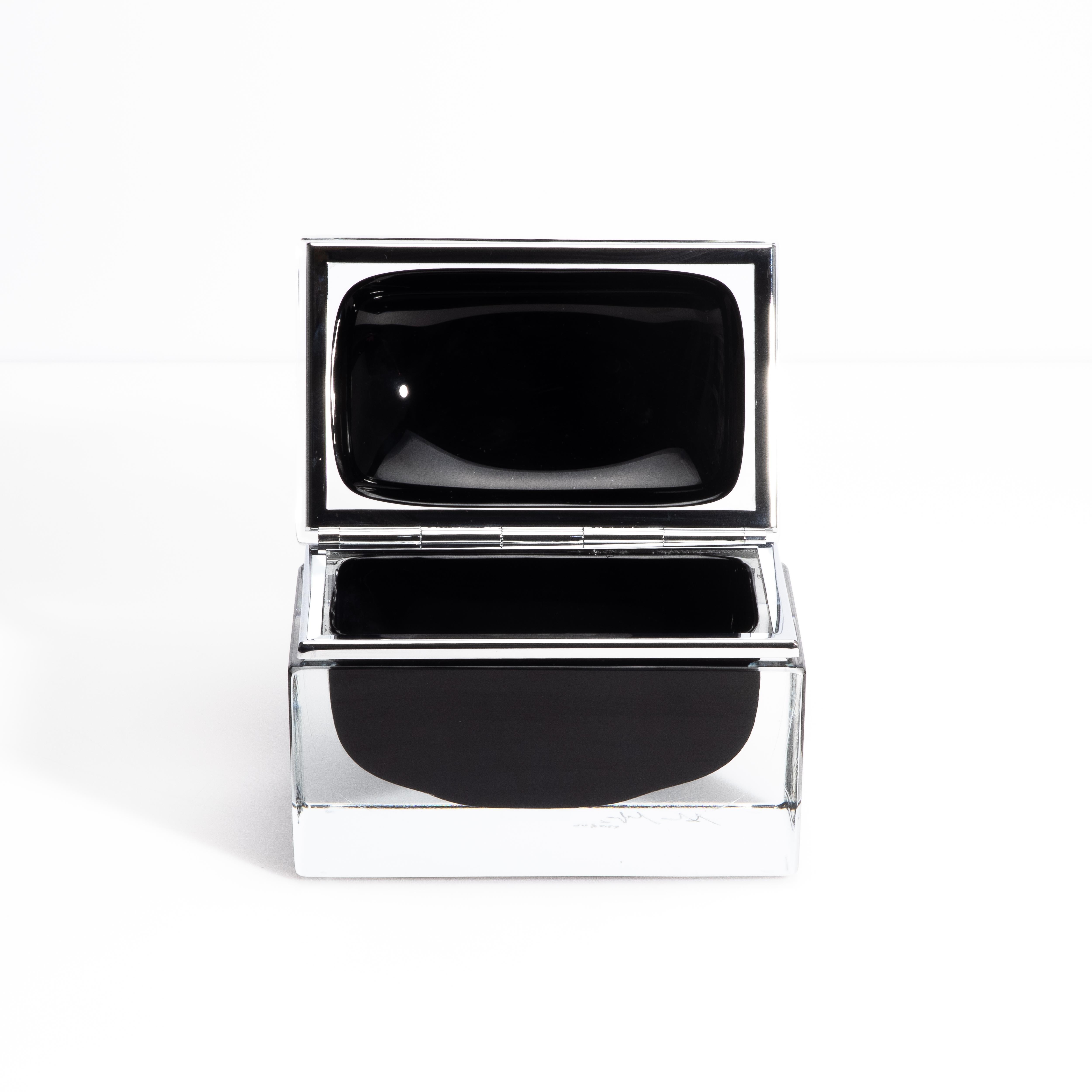 Caja de cristal de Murano soplado a mano en negro ónice con herrajes cromados Siglo XXI y contemporáneo en venta