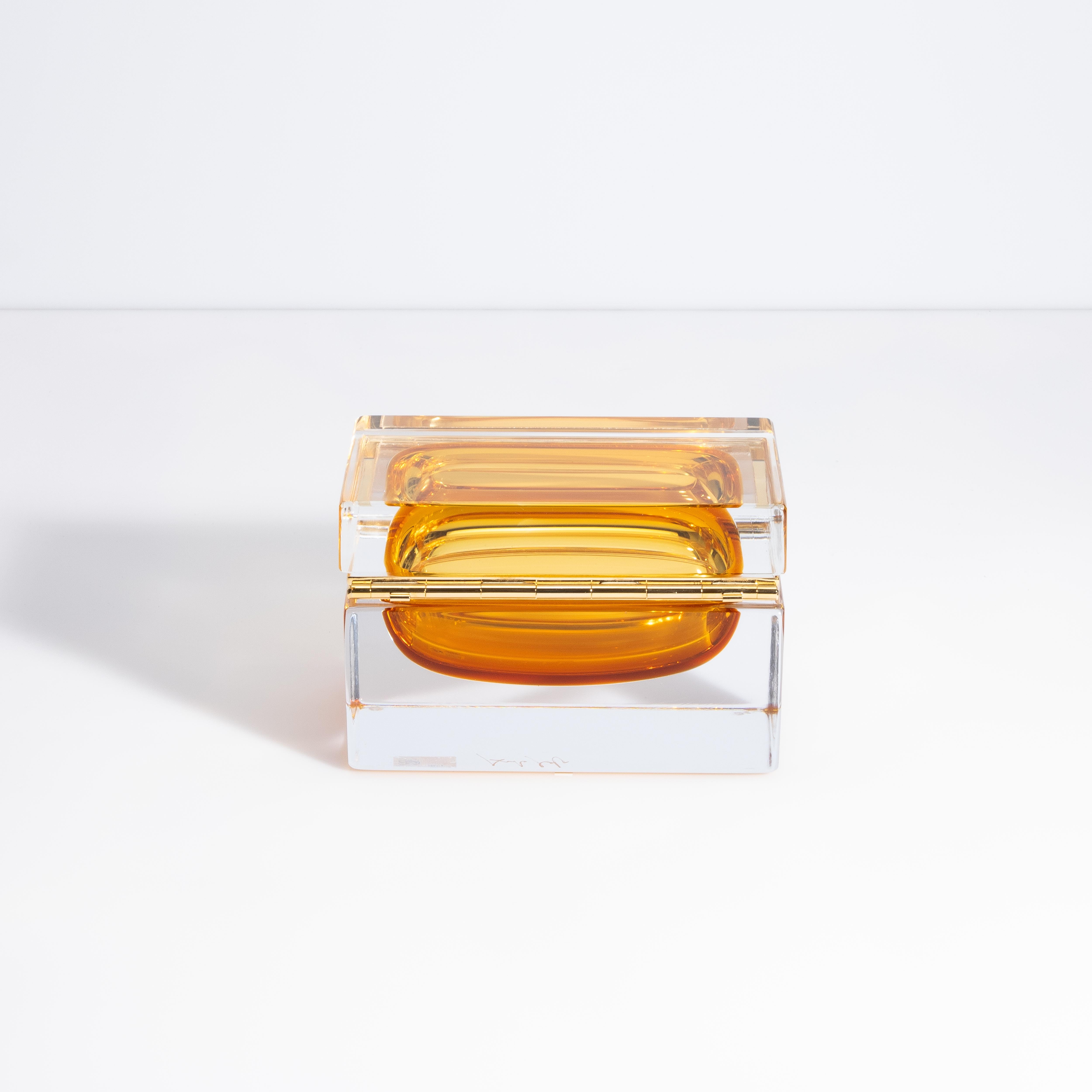Caja grande de cristal de Murano soplado a mano en ámbar con herrajes de latón Italiano en venta