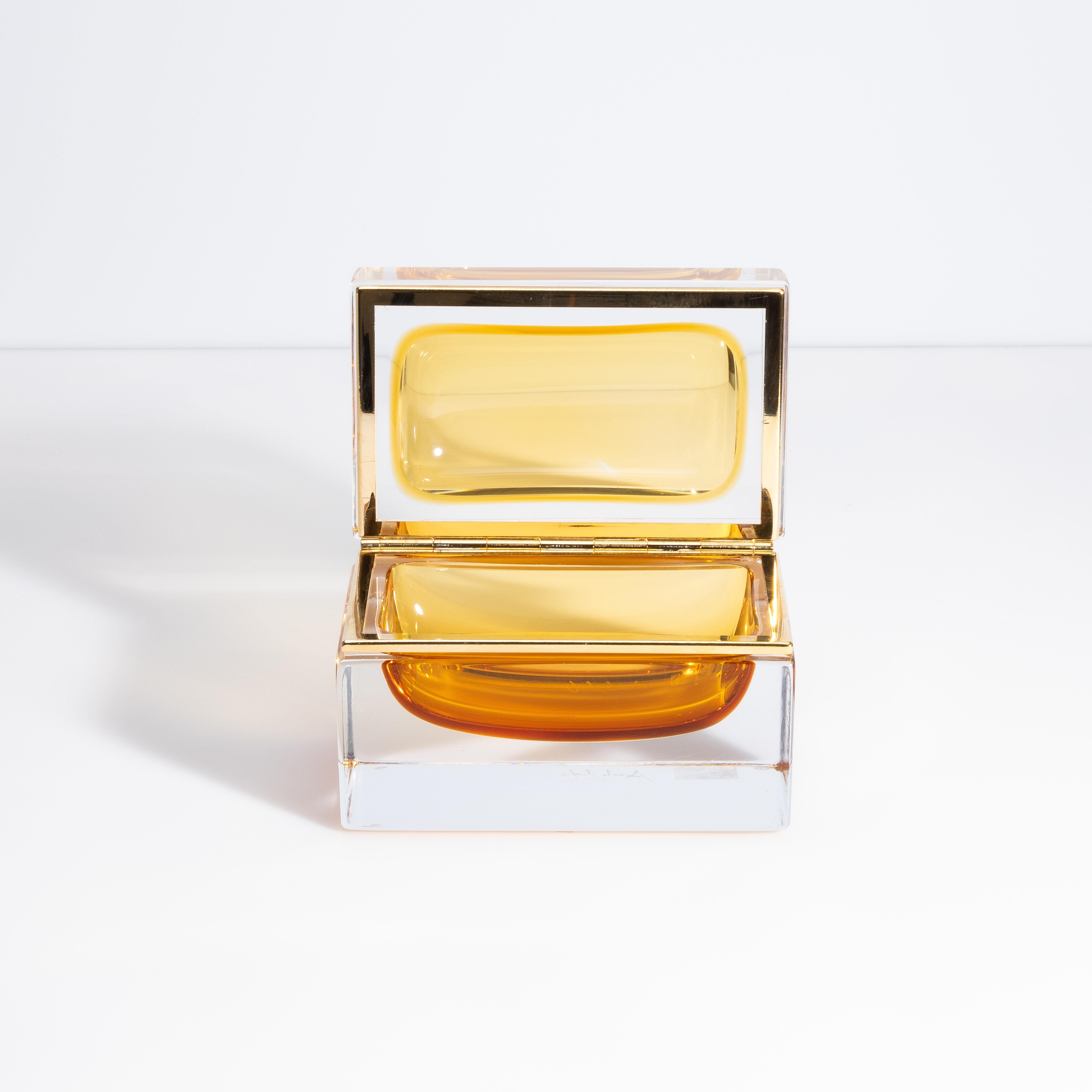 Caja grande de cristal de Murano soplado a mano en ámbar con herrajes de latón Hecho a mano en venta