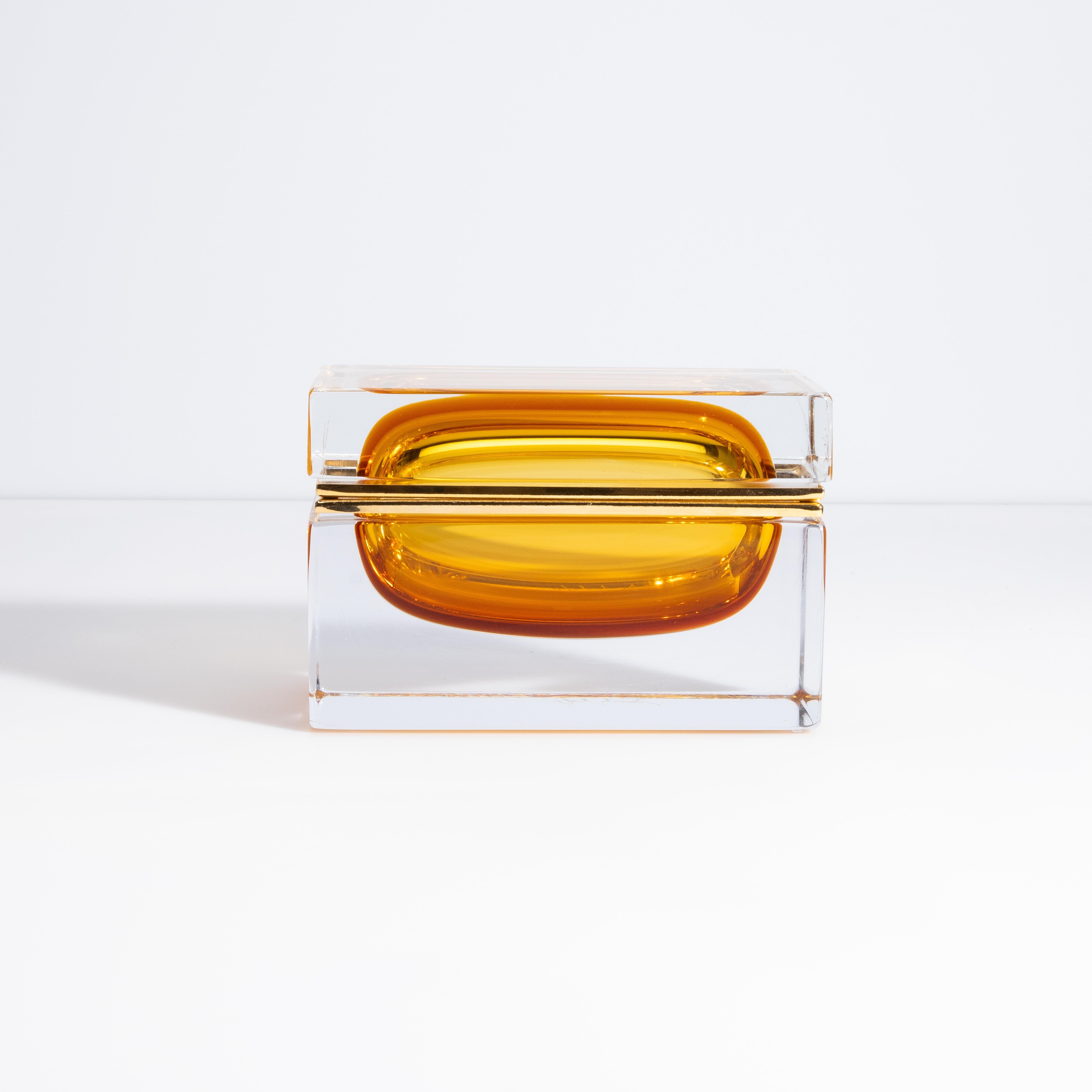 Caja grande de cristal de Murano soplado a mano en ámbar con herrajes de latón Siglo XXI y contemporáneo en venta