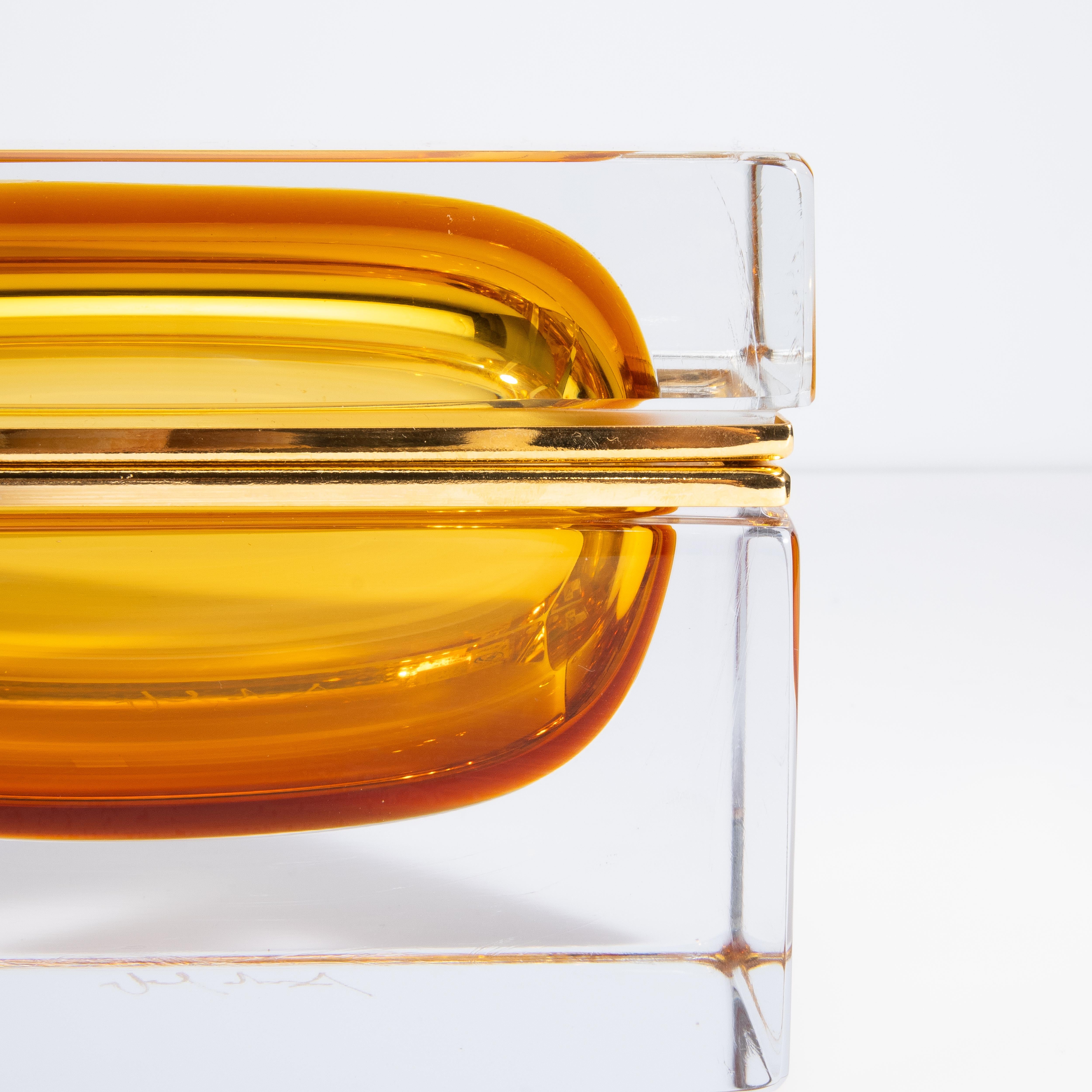 Caja grande de cristal de Murano soplado a mano en ámbar con herrajes de latón Latón en venta