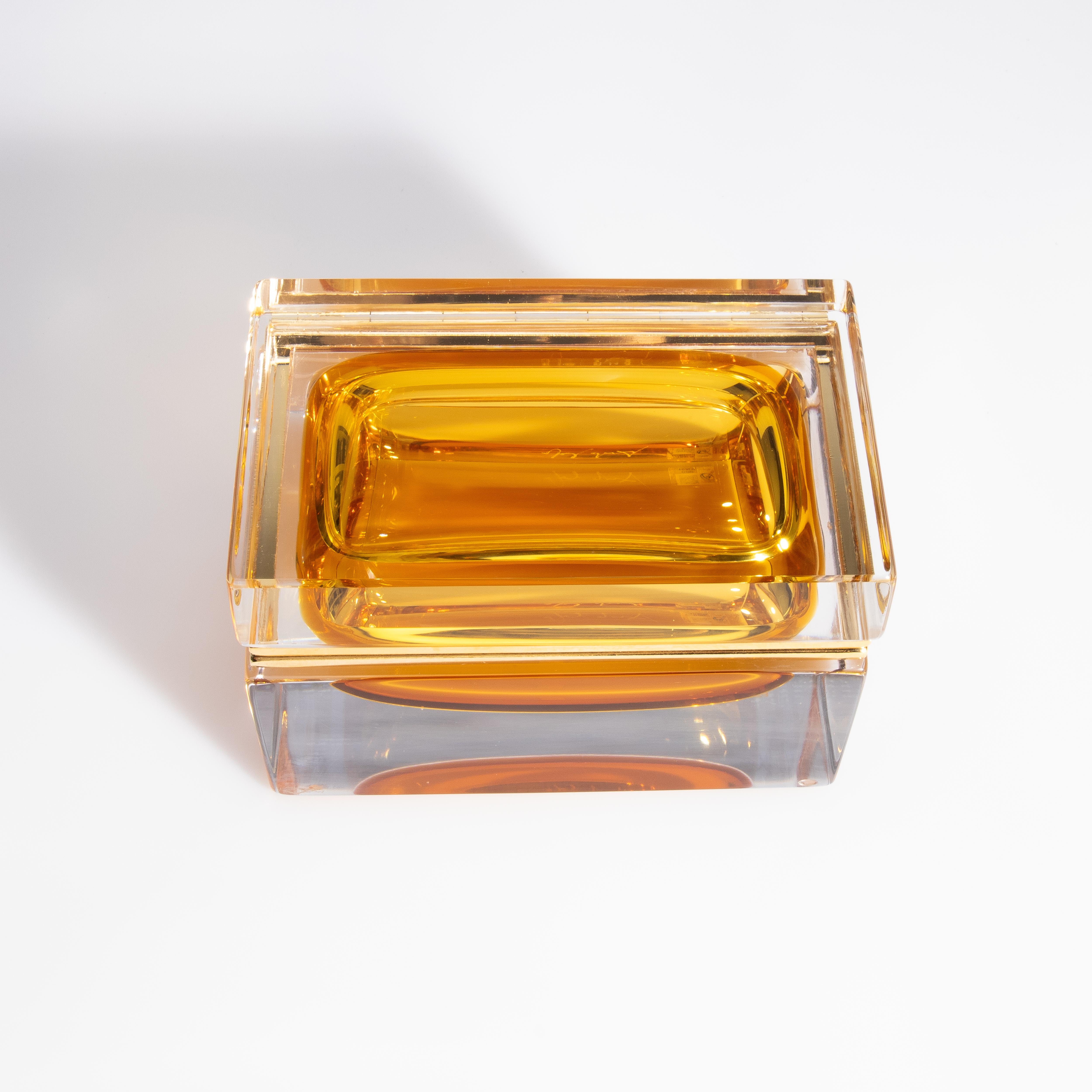 Caja grande de cristal de Murano soplado a mano en ámbar con herrajes de latón en venta 1