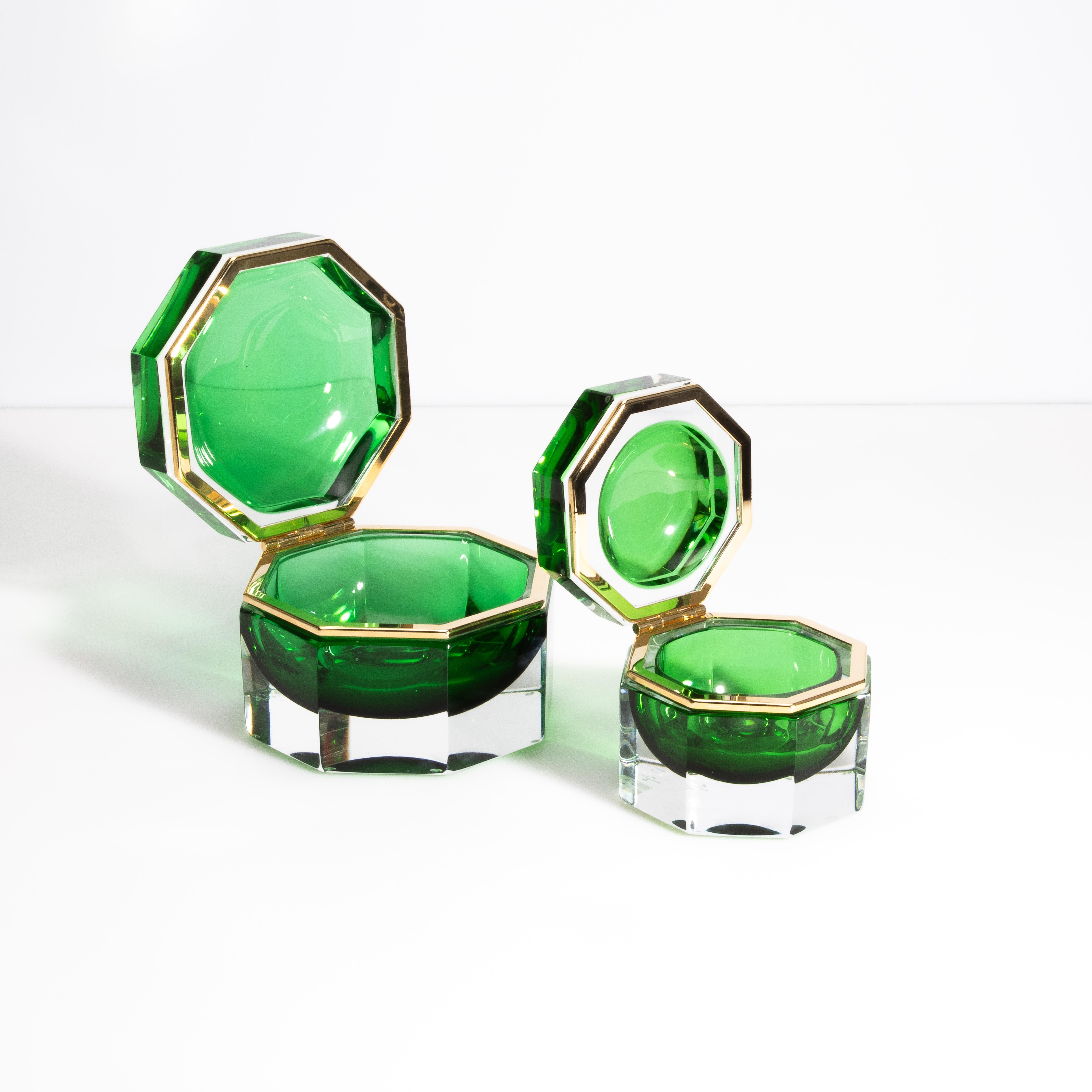 Boîte octogonale L en verre de Murano soufflé à la main en vert avec accessoires en laiton en vente 2