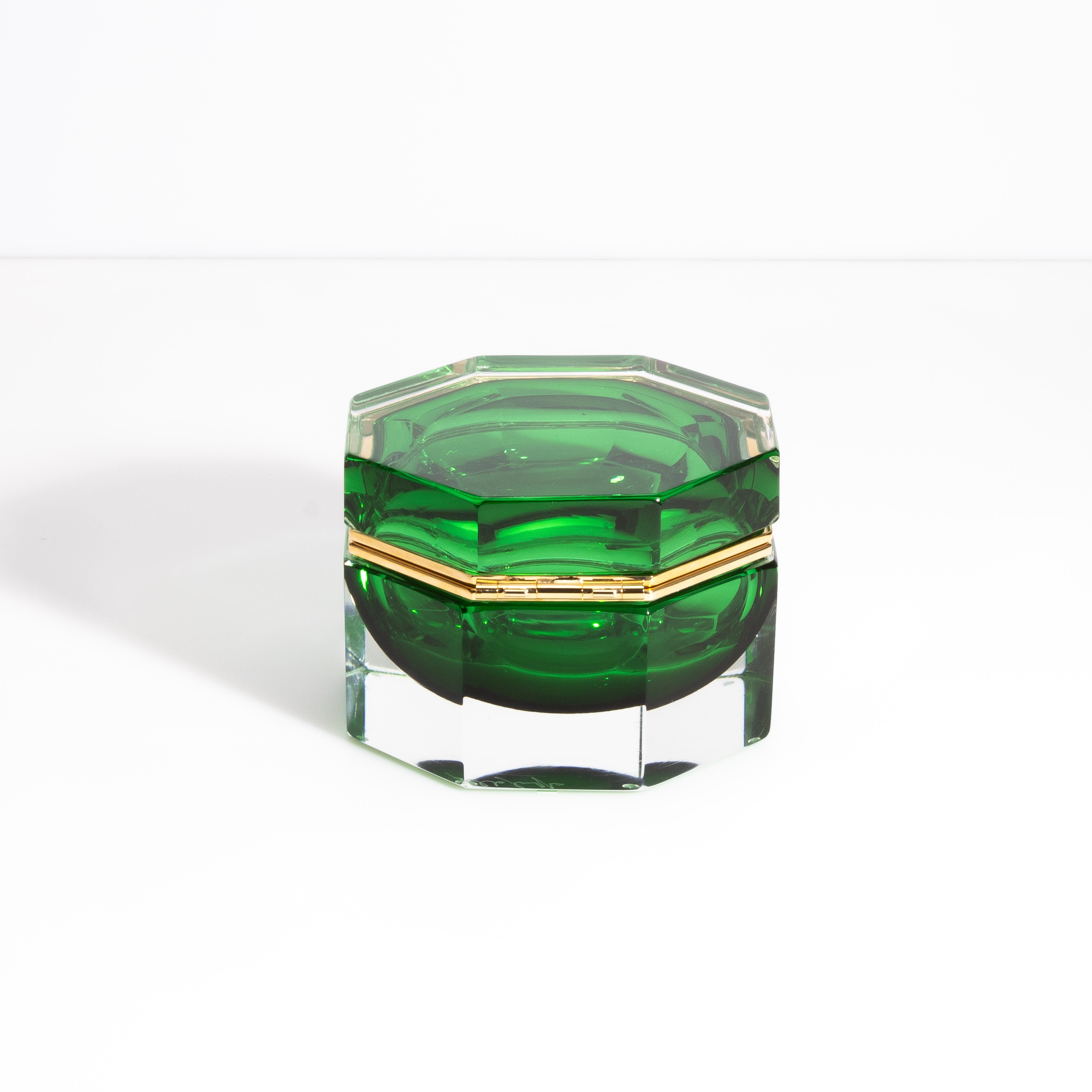 Cette exquise boîte en verre de Murano soufflé à la main est un véritable chef-d'œuvre qui allie l'art séculaire de la verrerie de Murano à une élégance intemporelle et à un design moderne. Fabriquée sur l'île mythique de Murano, en Italie, cette