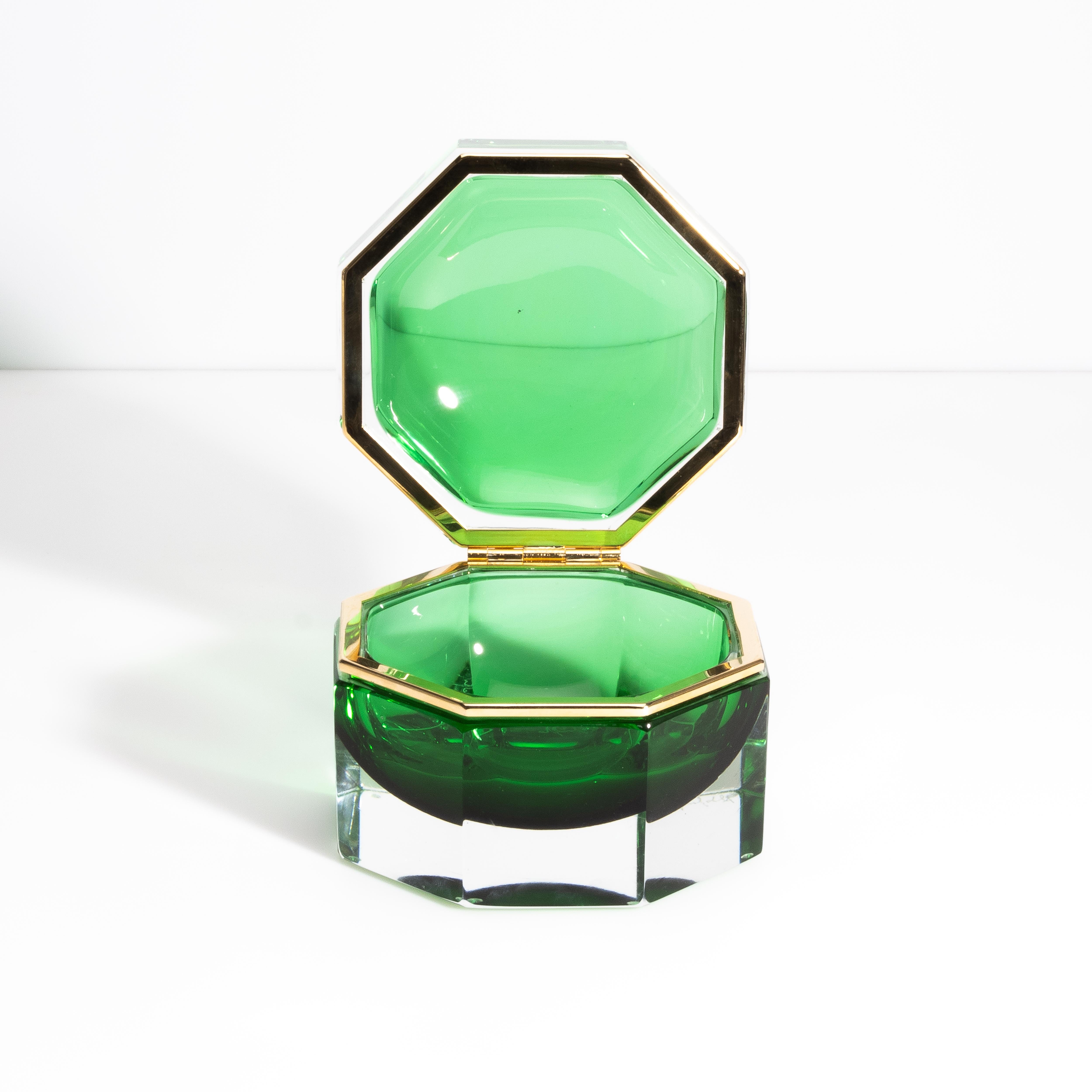 Moderne Boîte octogonale L en verre de Murano soufflé à la main en vert avec accessoires en laiton en vente