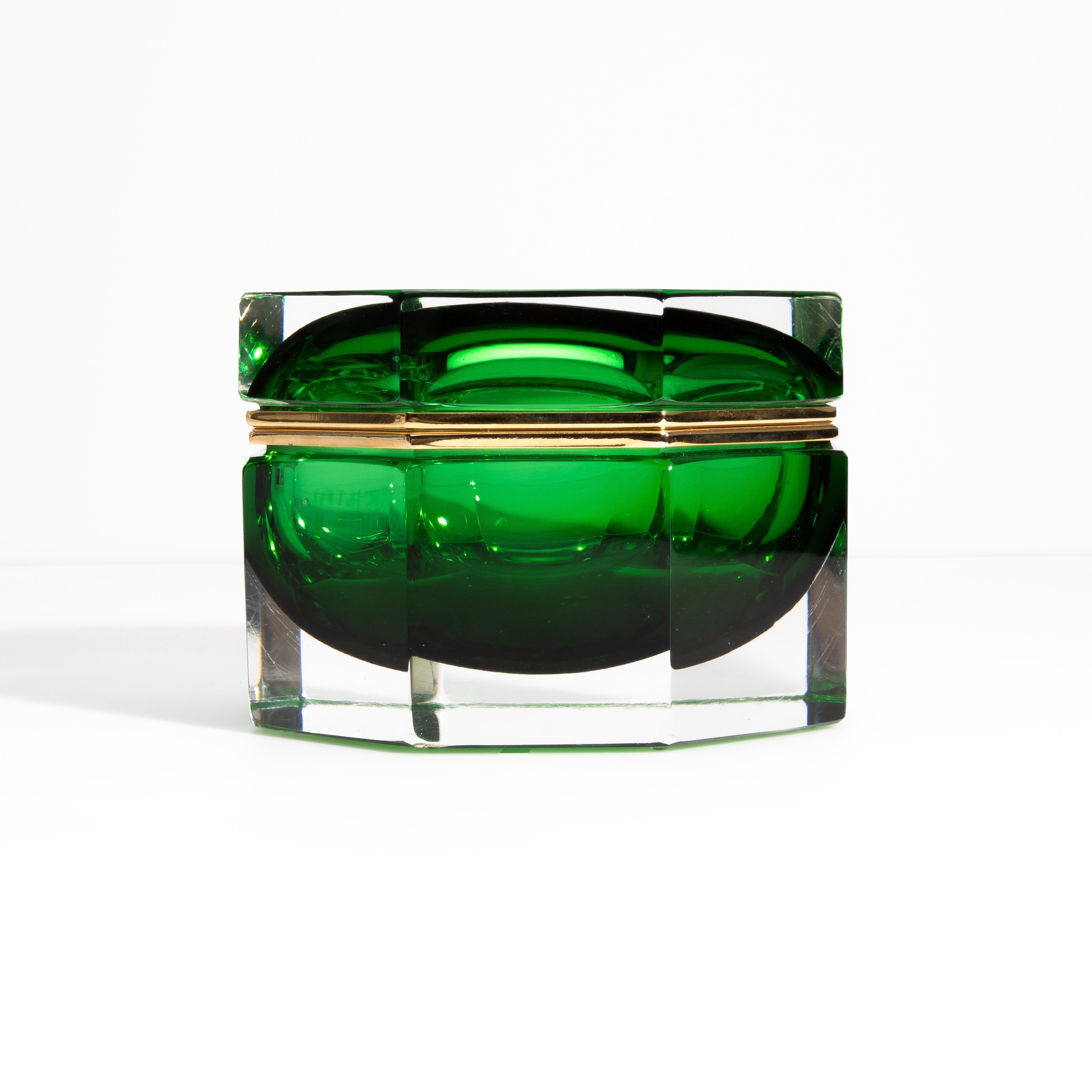 Fait main Boîte octogonale L en verre de Murano soufflé à la main en vert avec accessoires en laiton en vente