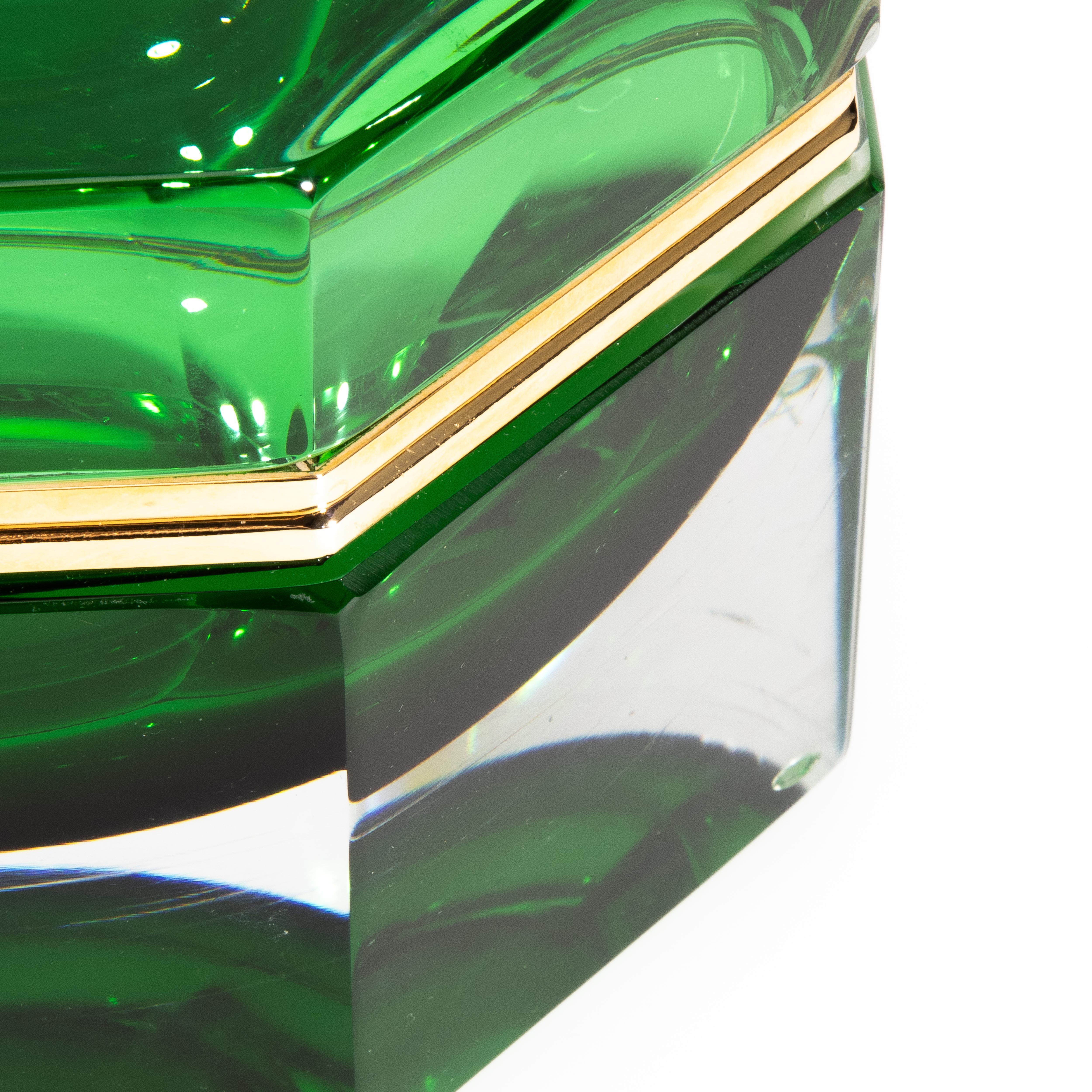 Boîte octogonale L en verre de Murano soufflé à la main en vert avec accessoires en laiton Neuf - En vente à West Hollywood, CA