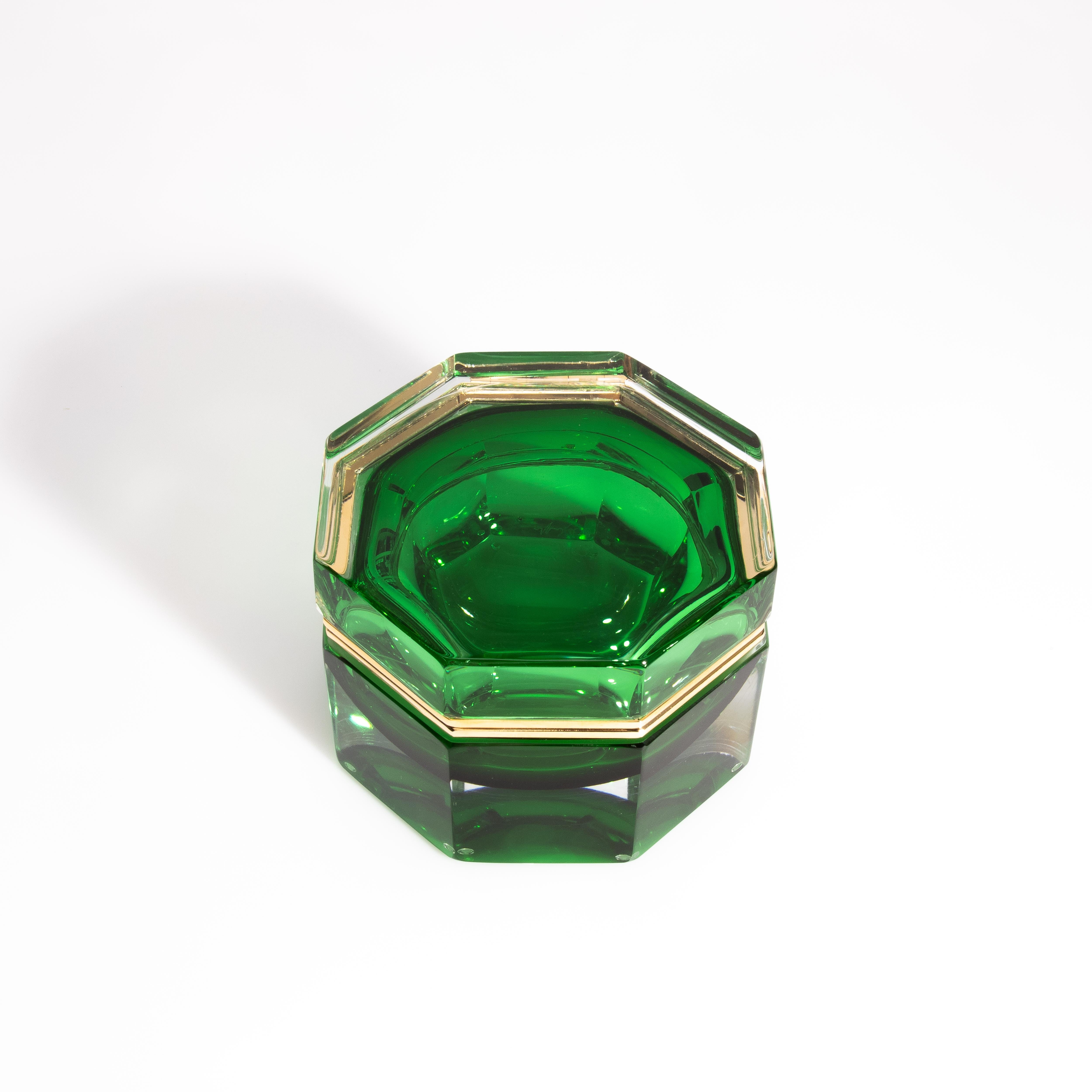 XXIe siècle et contemporain Boîte octogonale L en verre de Murano soufflé à la main en vert avec accessoires en laiton en vente