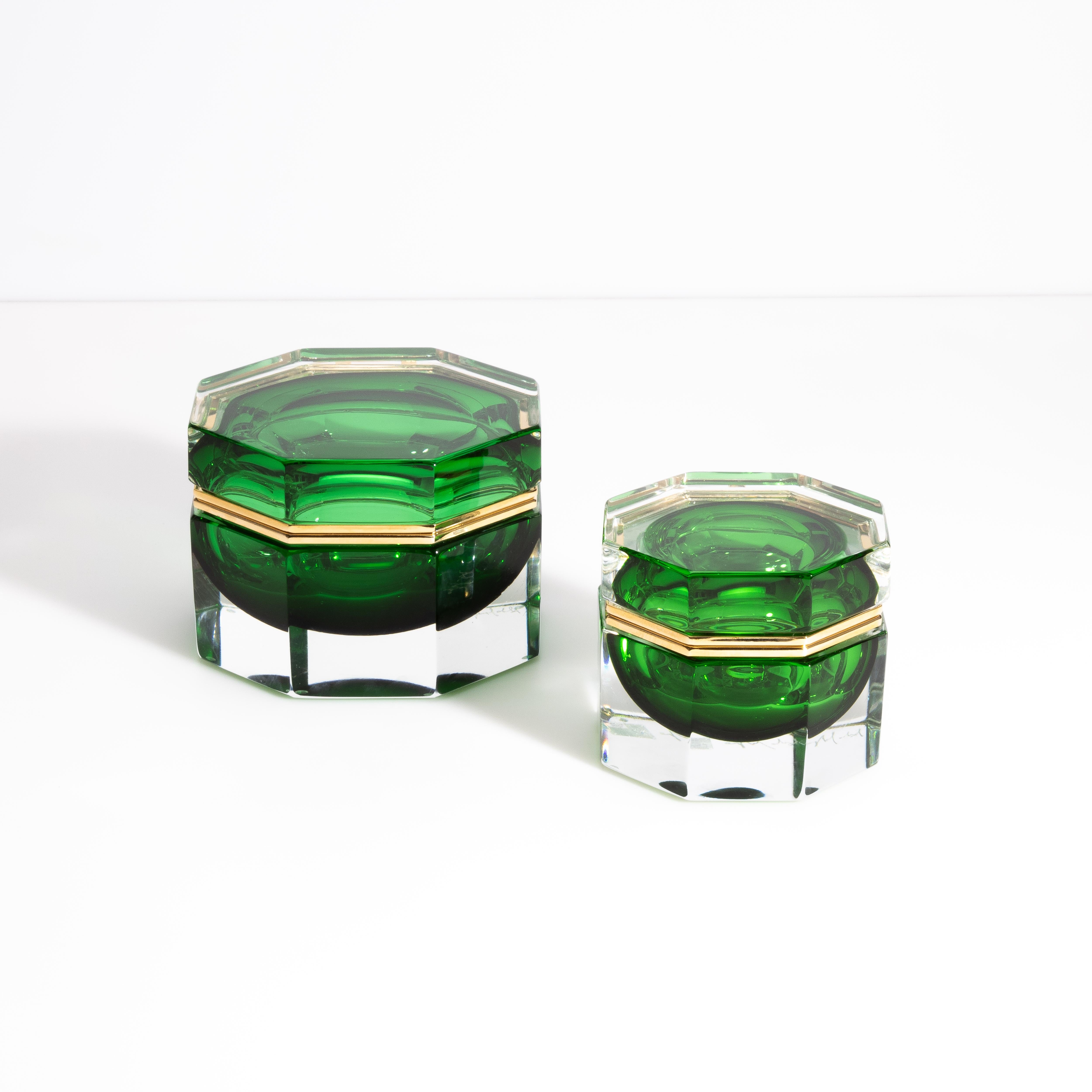 Laiton Boîte octogonale L en verre de Murano soufflé à la main en vert avec accessoires en laiton en vente