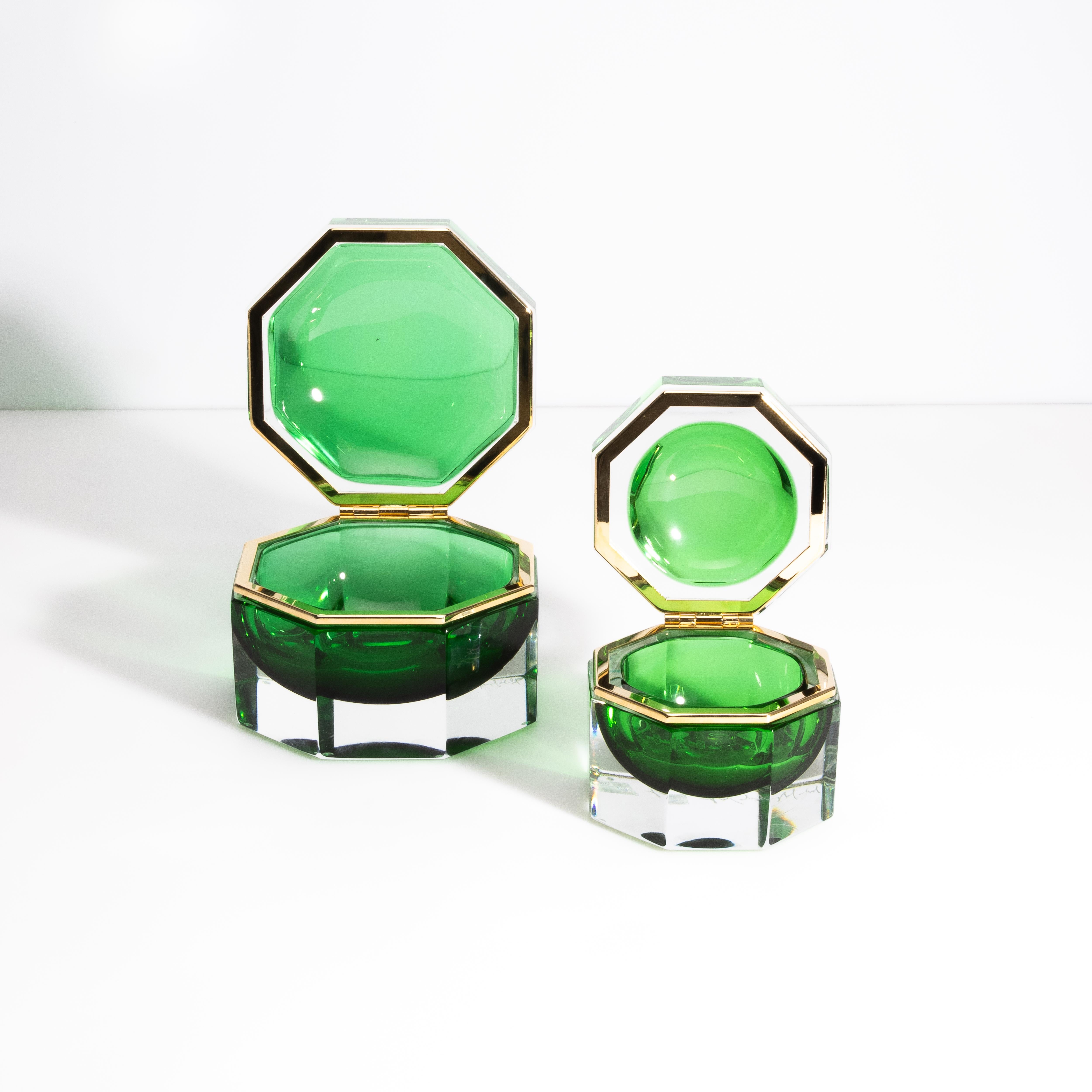 Boîte octogonale L en verre de Murano soufflé à la main en vert avec accessoires en laiton en vente 1