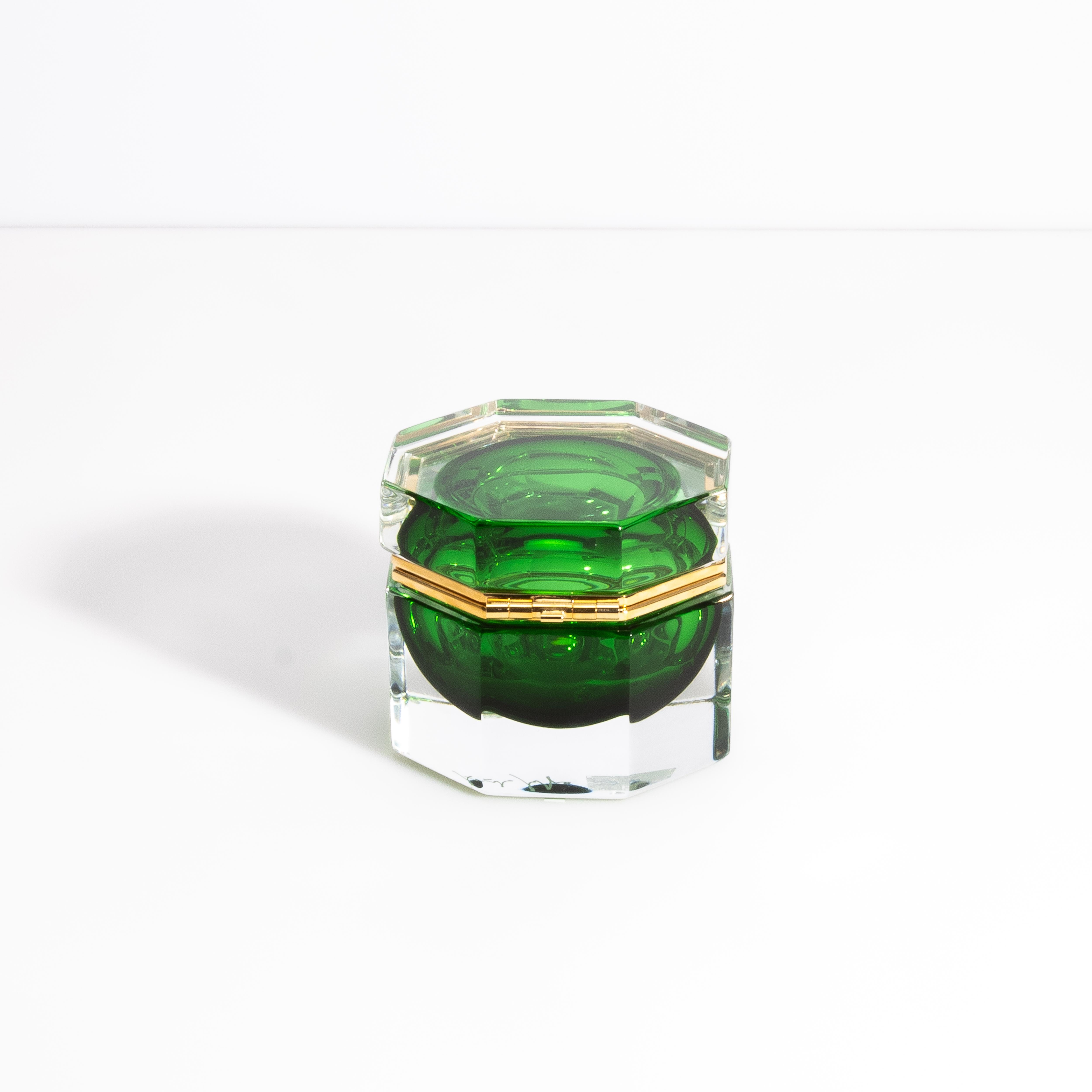Cette extraordinaire boîte en verre de Murano est un véritable chef-d'œuvre qui allie l'art séculaire de la verrerie de Murano à une élégance intemporelle et à un design moderne. Fabriquée sur l'île mythique de Murano, en Italie, cette boîte est un