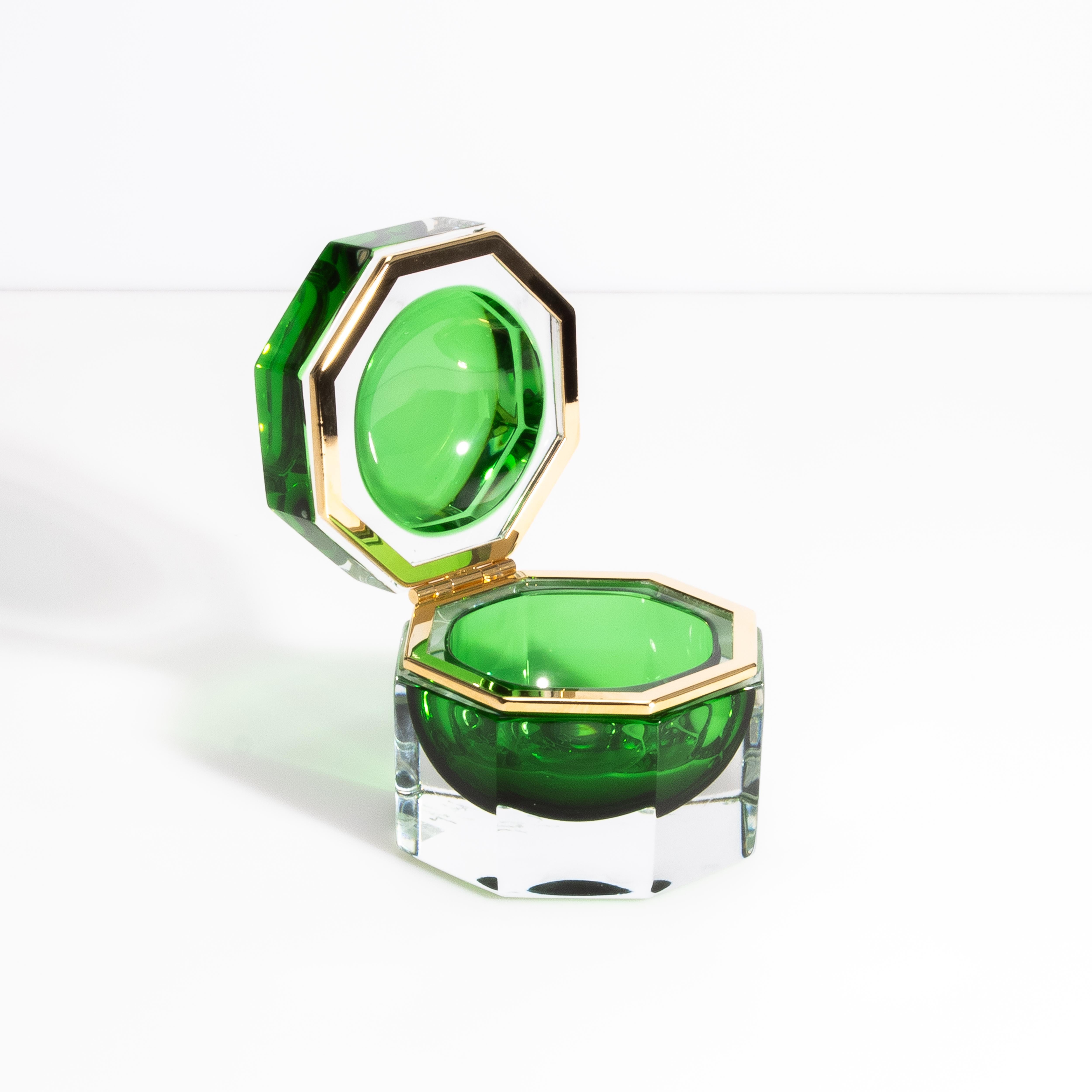 Moderne Boîte octogonale en verre de Murano soufflé à la main en vert avec accessoires en laiton en vente