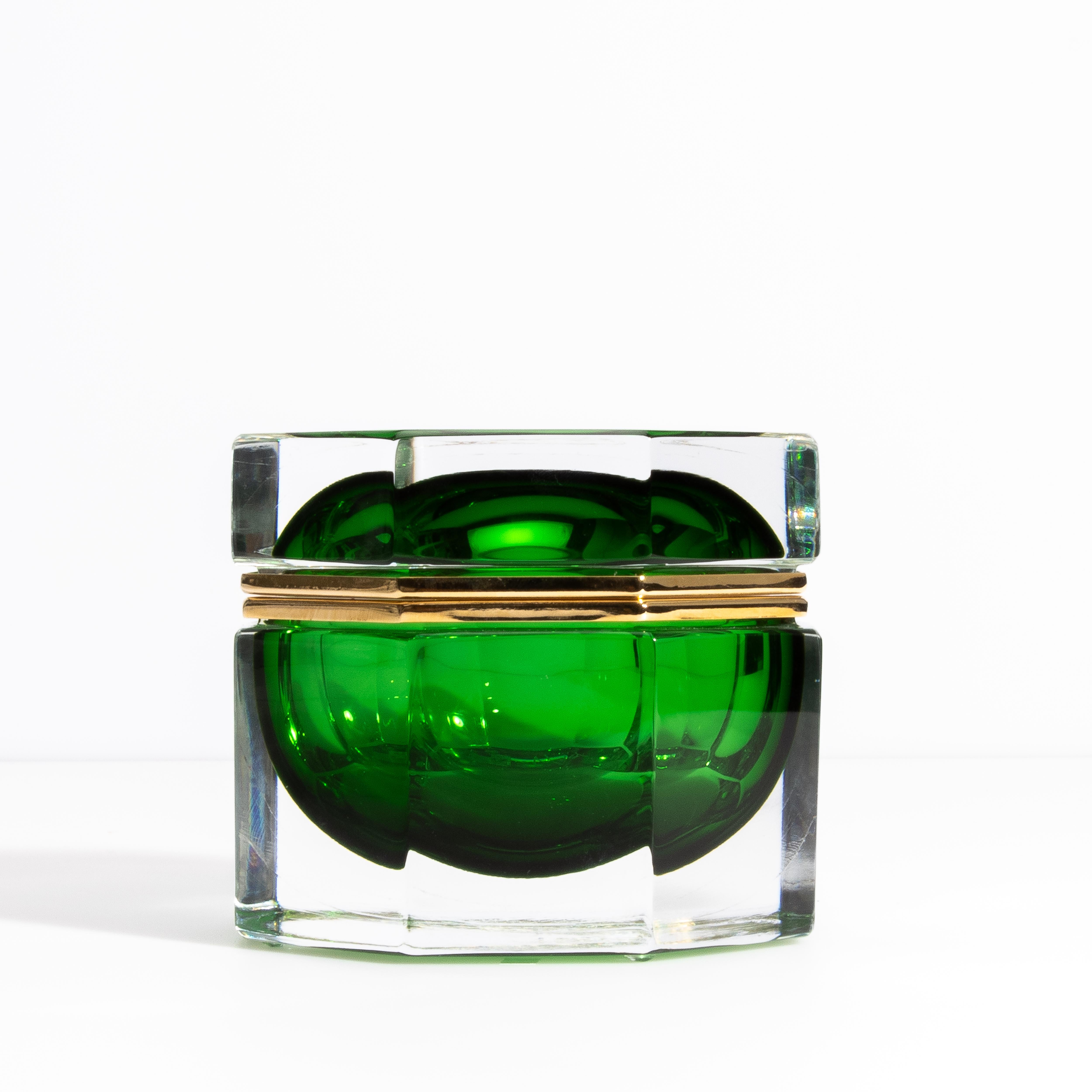 italien Boîte octogonale en verre de Murano soufflé à la main en vert avec accessoires en laiton en vente
