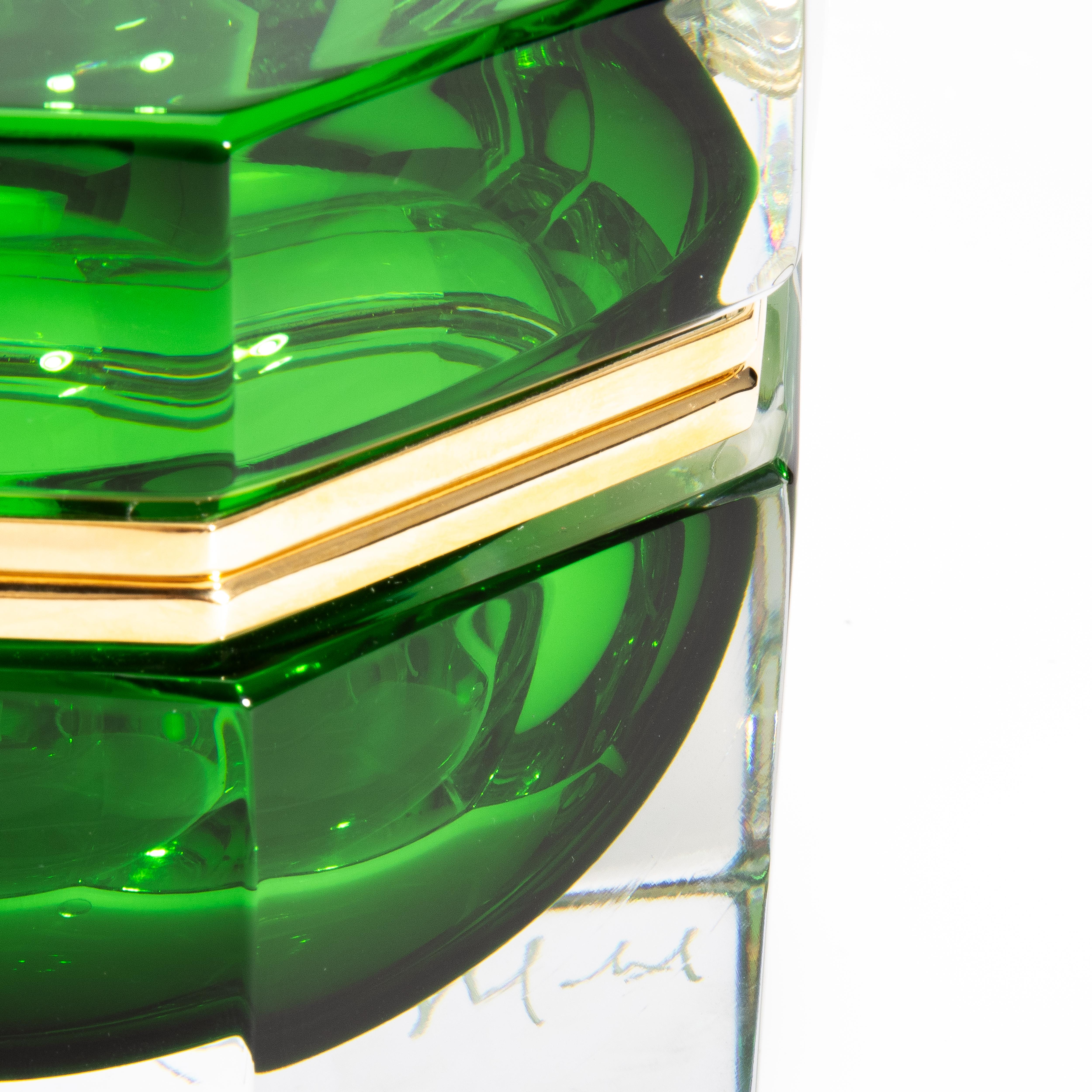 Fait main Boîte octogonale en verre de Murano soufflé à la main en vert avec accessoires en laiton en vente