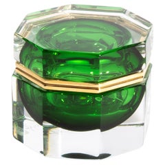 Caja de cristal de Murano soplado a mano octogonal M en verde con herrajes de latón