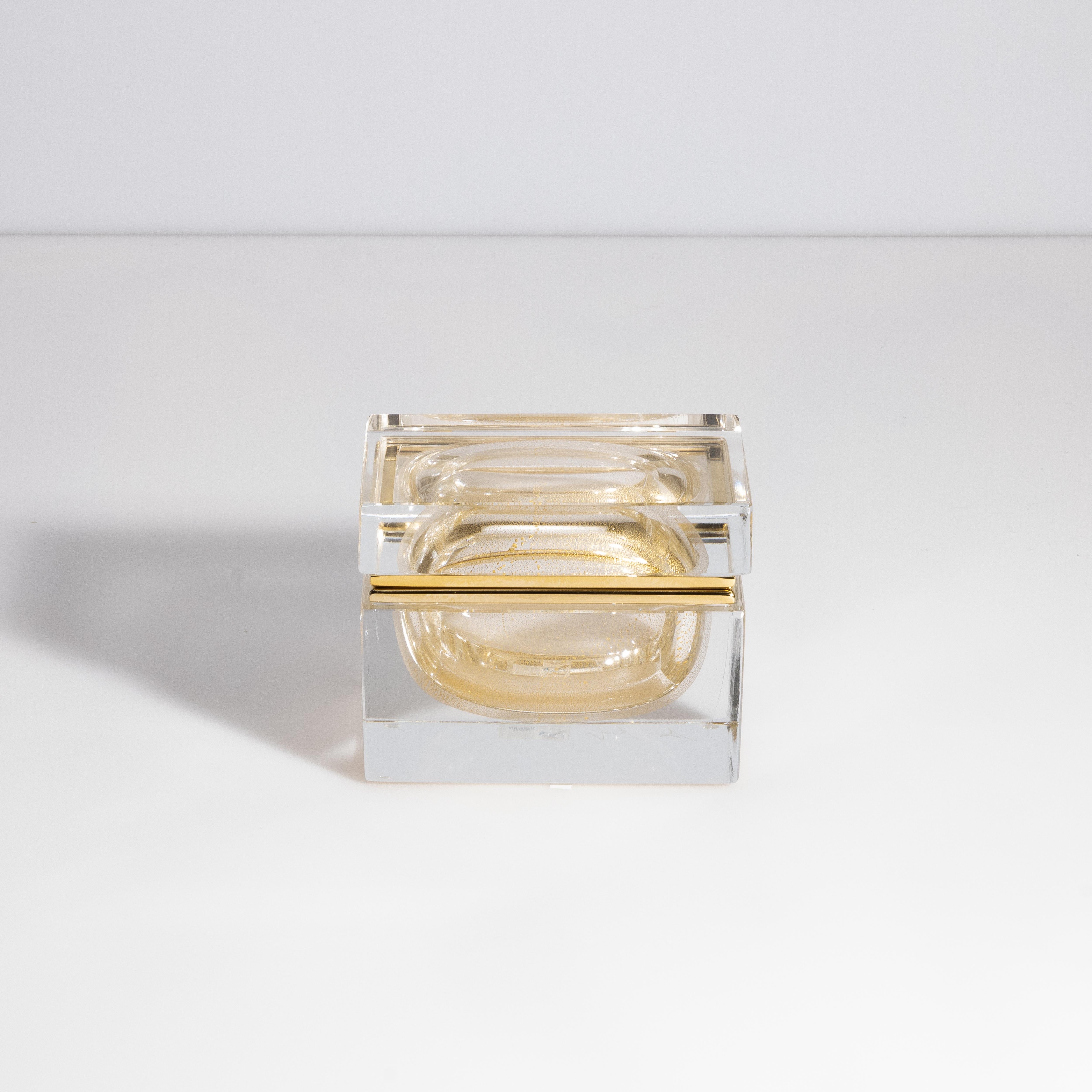 Die Schmuckschatulle aus Murano-Glas in Kristall mit 24 Karat Goldflecken verkörpert mit ihrem zeitlosen Design und den luxuriösen MATERIALEN Eleganz und Raffinesse. Dieses auf der geschichtsträchtigen Insel Murano handgefertigte Schmuckkästchen ist