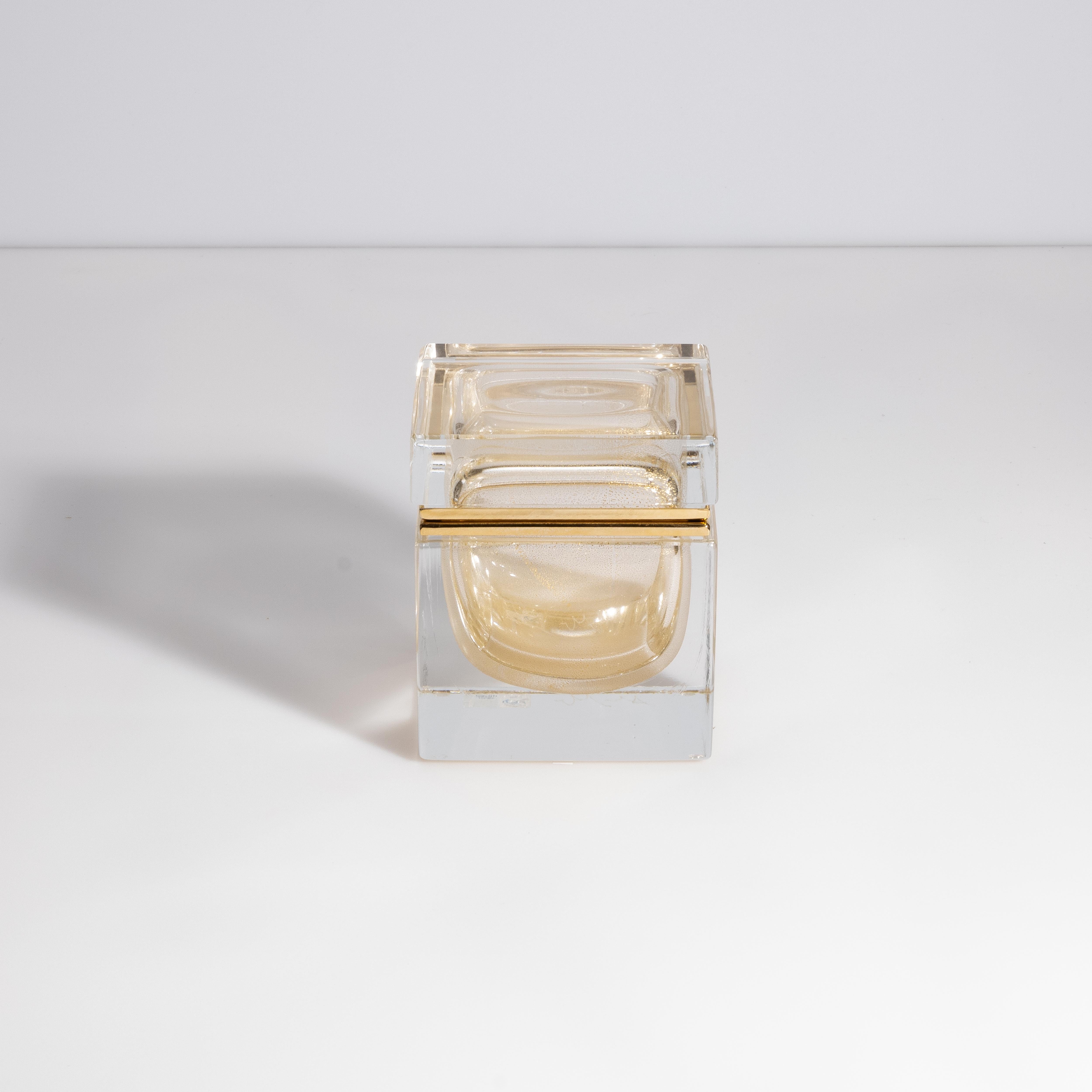 Esta impresionante y angulosa caja de cristal de Murano soplado a mano de forma cuadrada es un tesoro para la vista. Hecha a mano en la histórica isla de Murano, esta caja ejemplifica el arte y la habilidad que definen la cristalería de Murano.
El