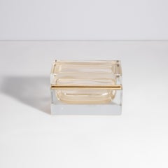 Dose aus mundgeblasenem Muranoglas mit 24 Karat Goldflecken und Messingbeschlägen