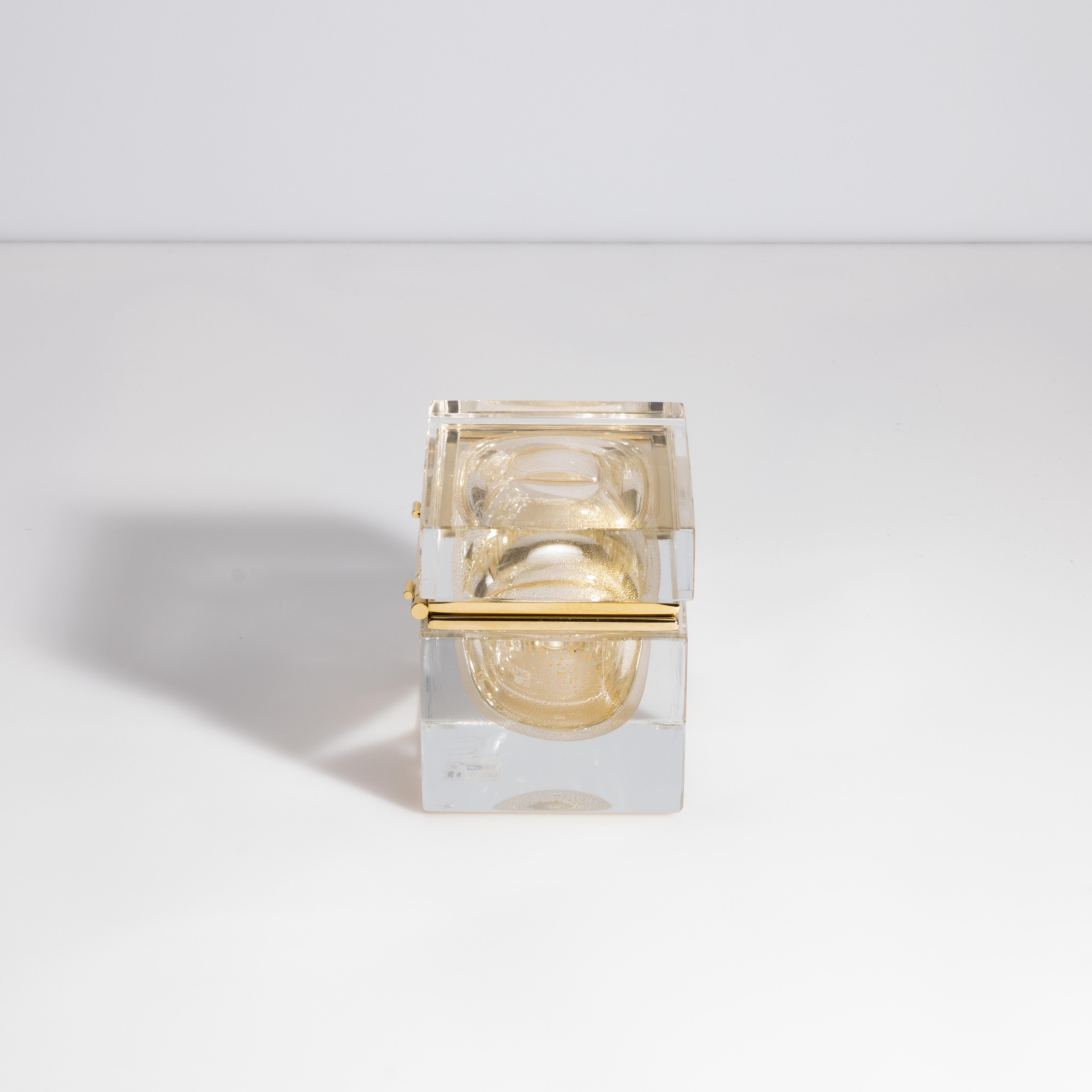 Dose aus mundgeblasenem Muranoglas mit 24 Karat Goldflecken und Messingbeschlägen (Moderne) im Angebot