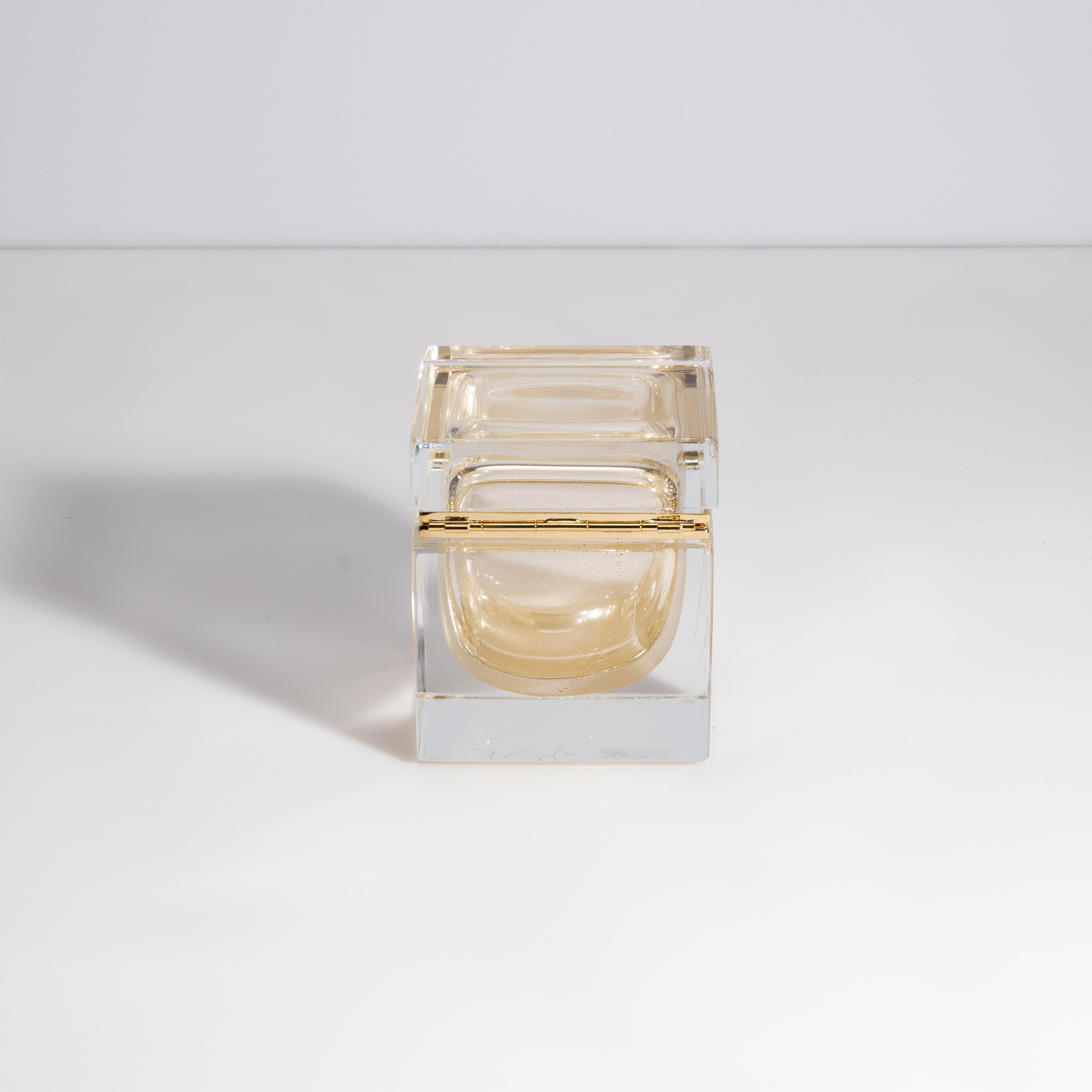 Caja de cristal de Murano soplado a mano con motas de oro de 24 quilates y herrajes de latón Moderno en venta