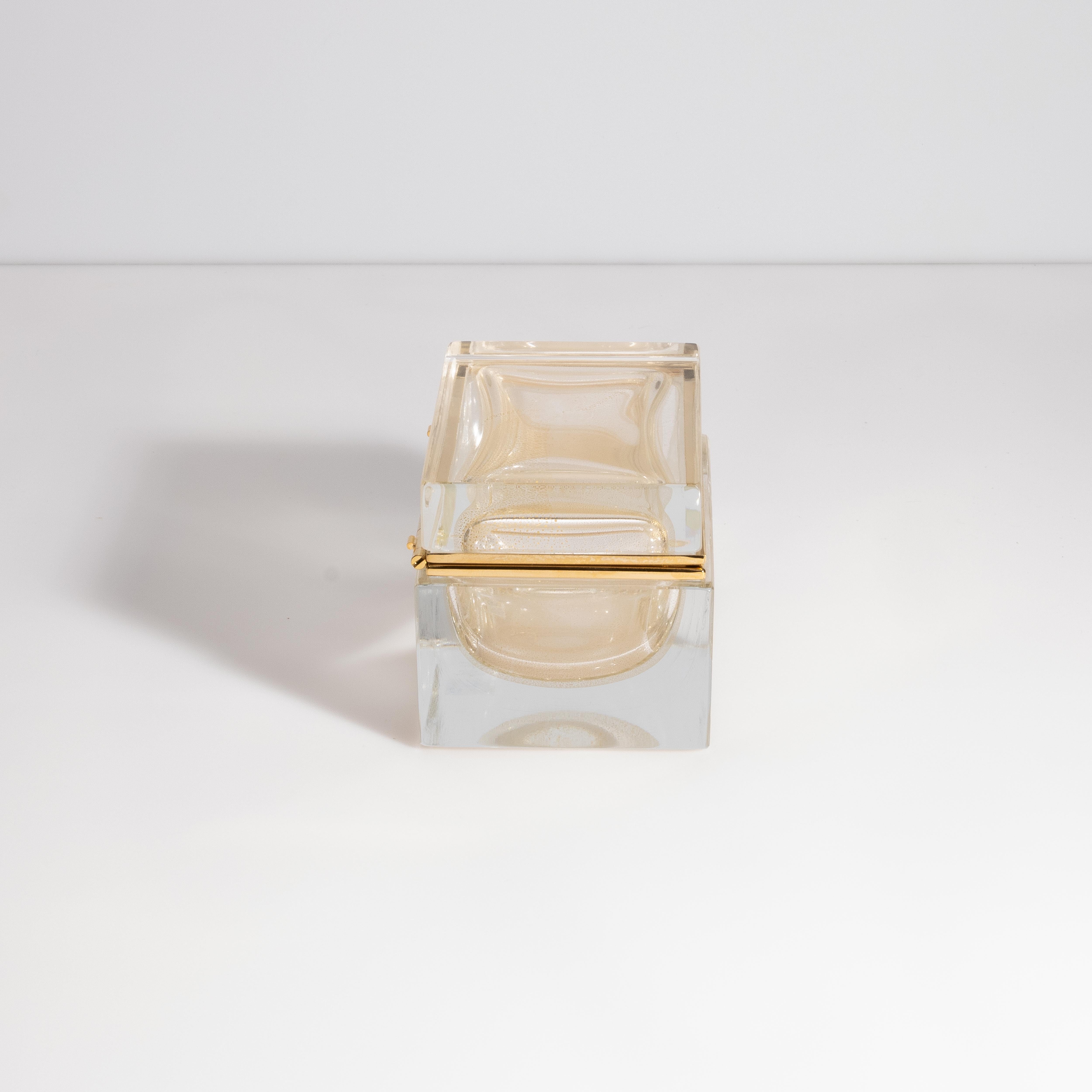 Moderne Boîte en verre de Murano soufflé à la main avec mouchetures d'or 24 carats et accessoires en laiton en vente