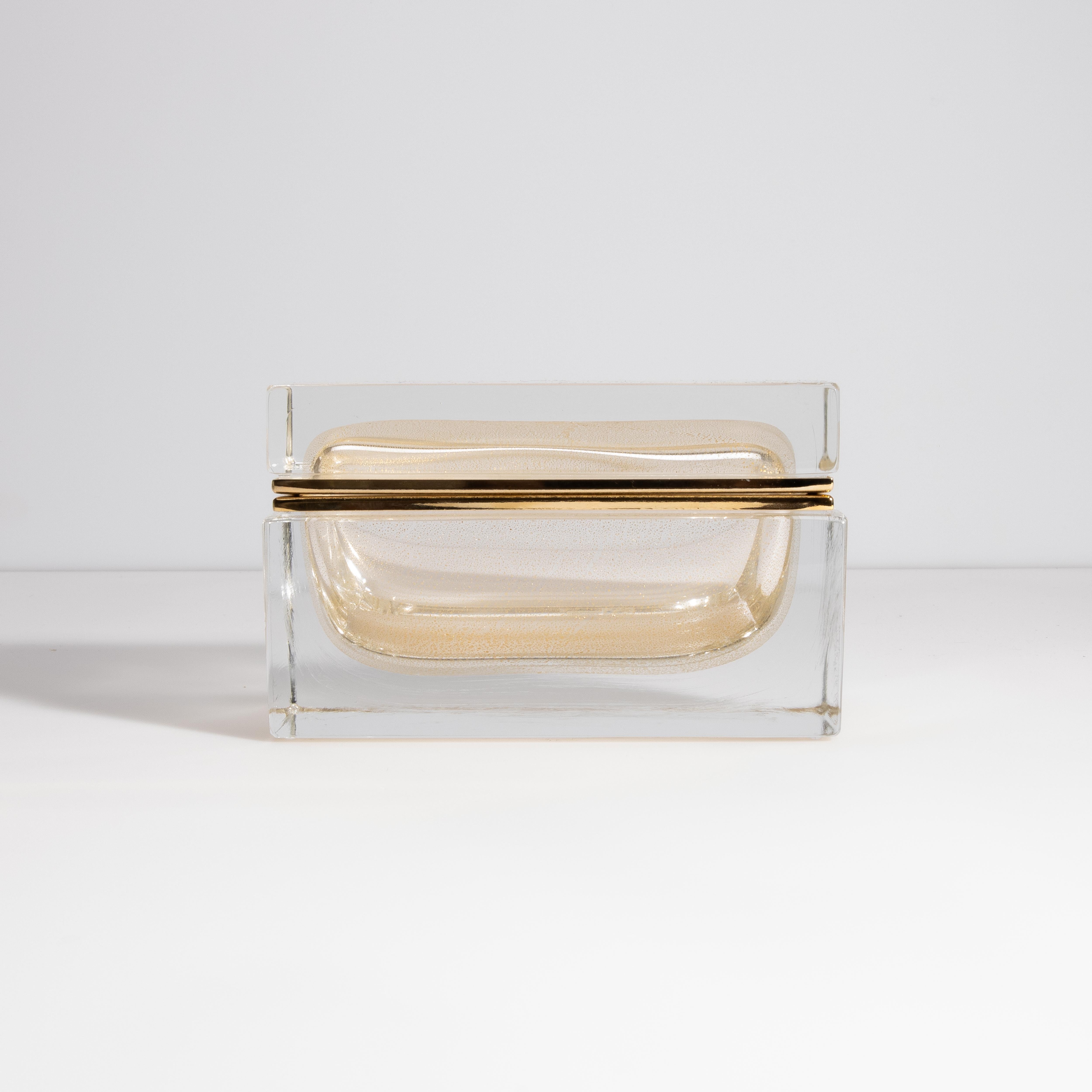XXIe siècle et contemporain Boîte en verre de Murano soufflé à la main avec mouchetures d'or 24 carats et accessoires en laiton en vente