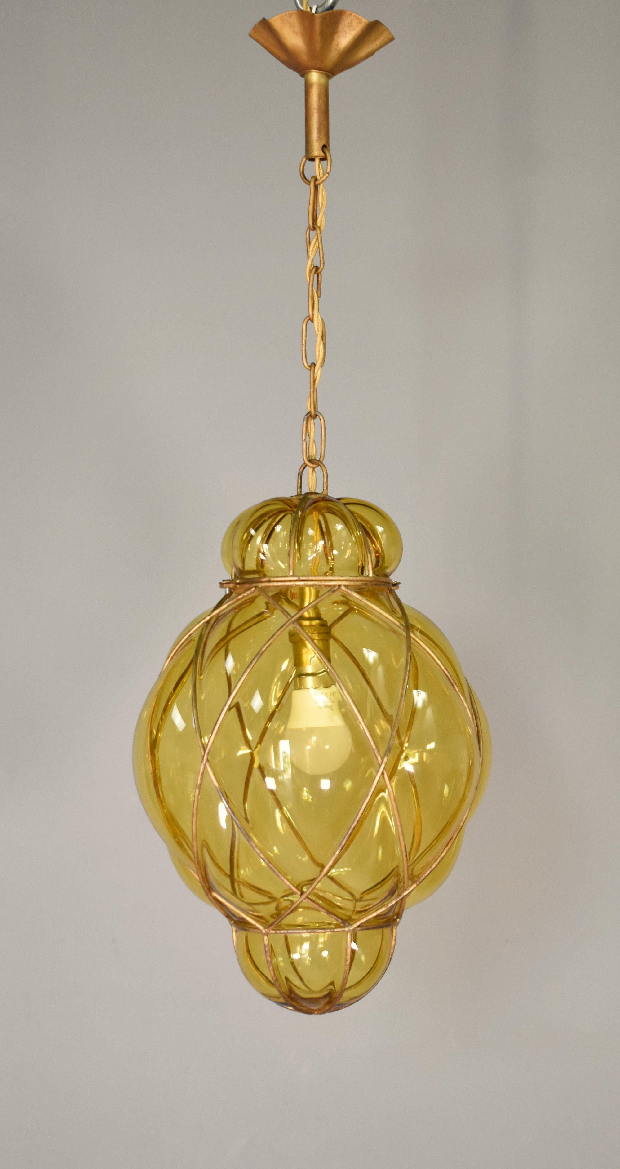 Ciondolo a gabbia in vetro di Murano soffiato a mano 

Un pezzo straordinario proveniente dal centro di Seguso Murano in Italia, questa lampada è realizzata in vetro soffiato colorato di giallo e inserita in una gabbia di metallo color bronzo. 

La