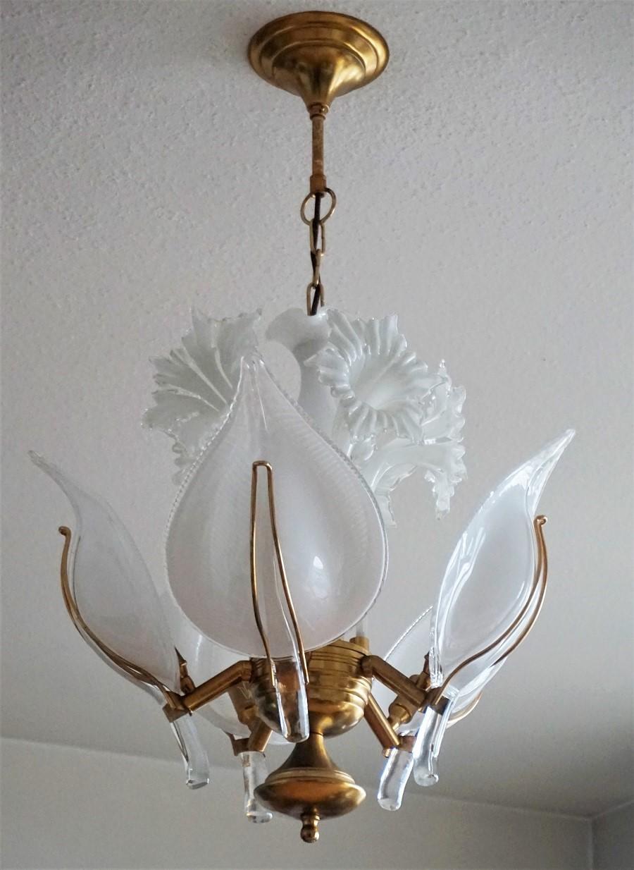 Five-light chandelier by Franco Luce with hand blown white Murano glass calla lilies and leaf shades, gold plated brass structure, Italy, 1960s.
This is a beautiful piece of lighting with impressive light effect! The chandelier in fine vintage