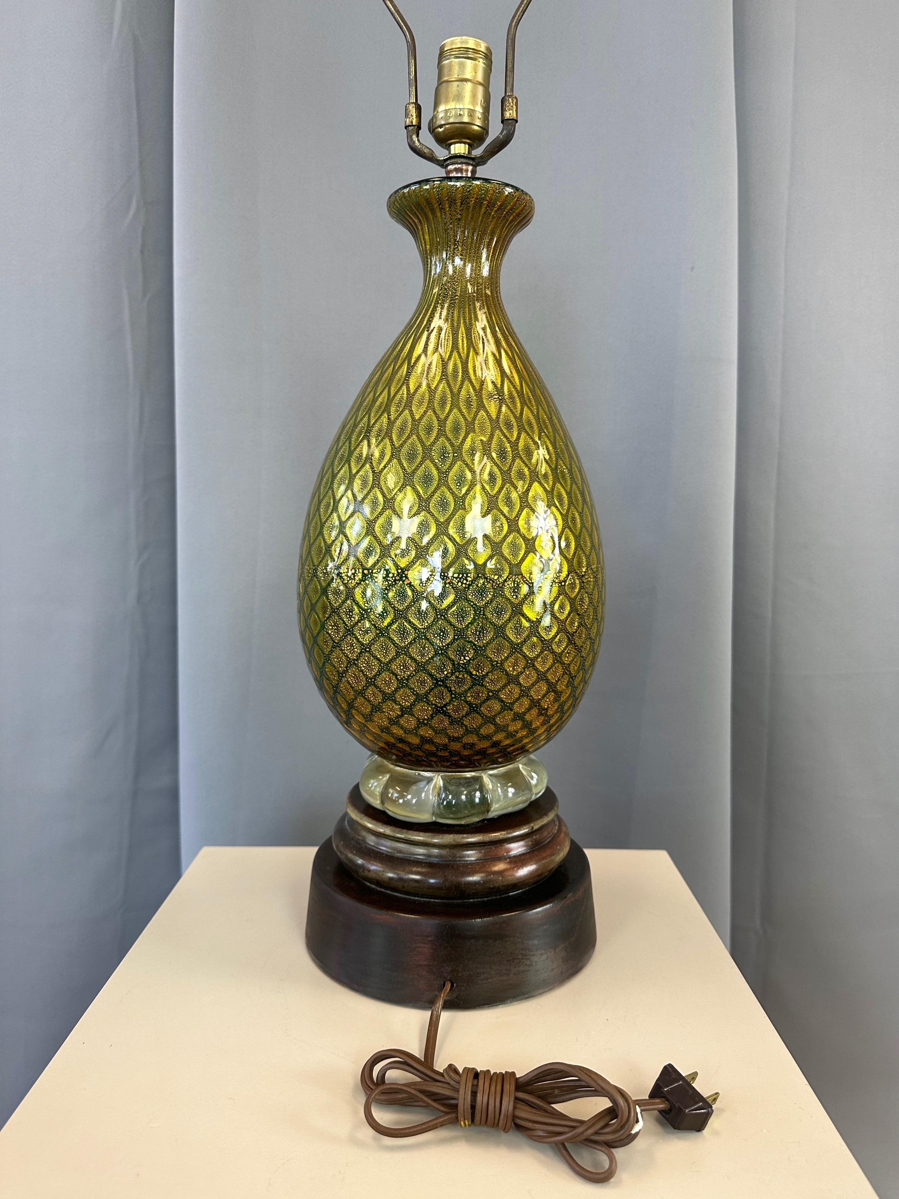 Hand-Blown Murano Glass Green and Gold Leaf Table Lamp on Mahogany Base, 1940s For Sale 8