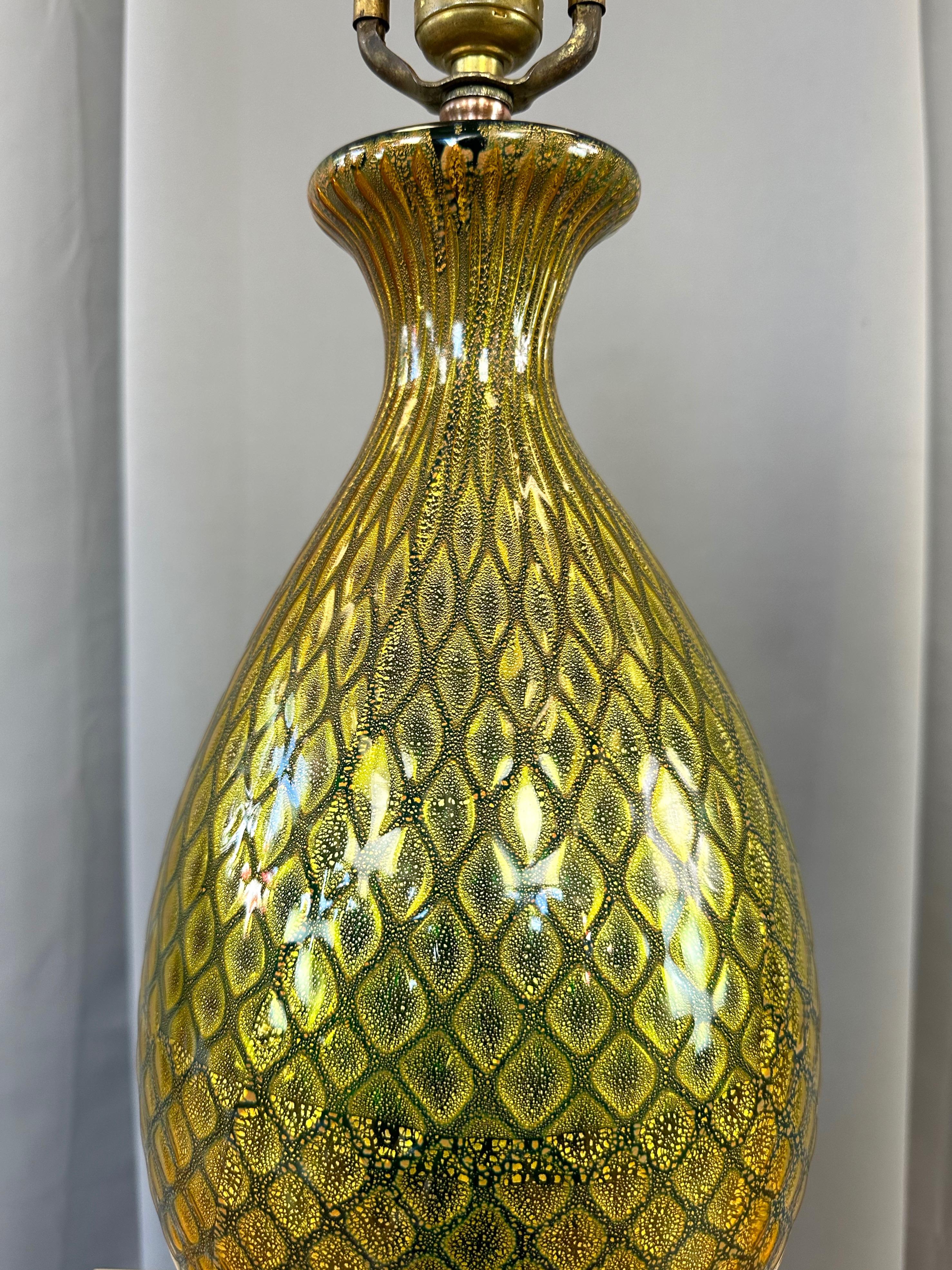 Hollywood Regency Hand-Blown Murano Glass Green and Gold Leaf Table Lamp on Mahogany Base, 1940s For Sale