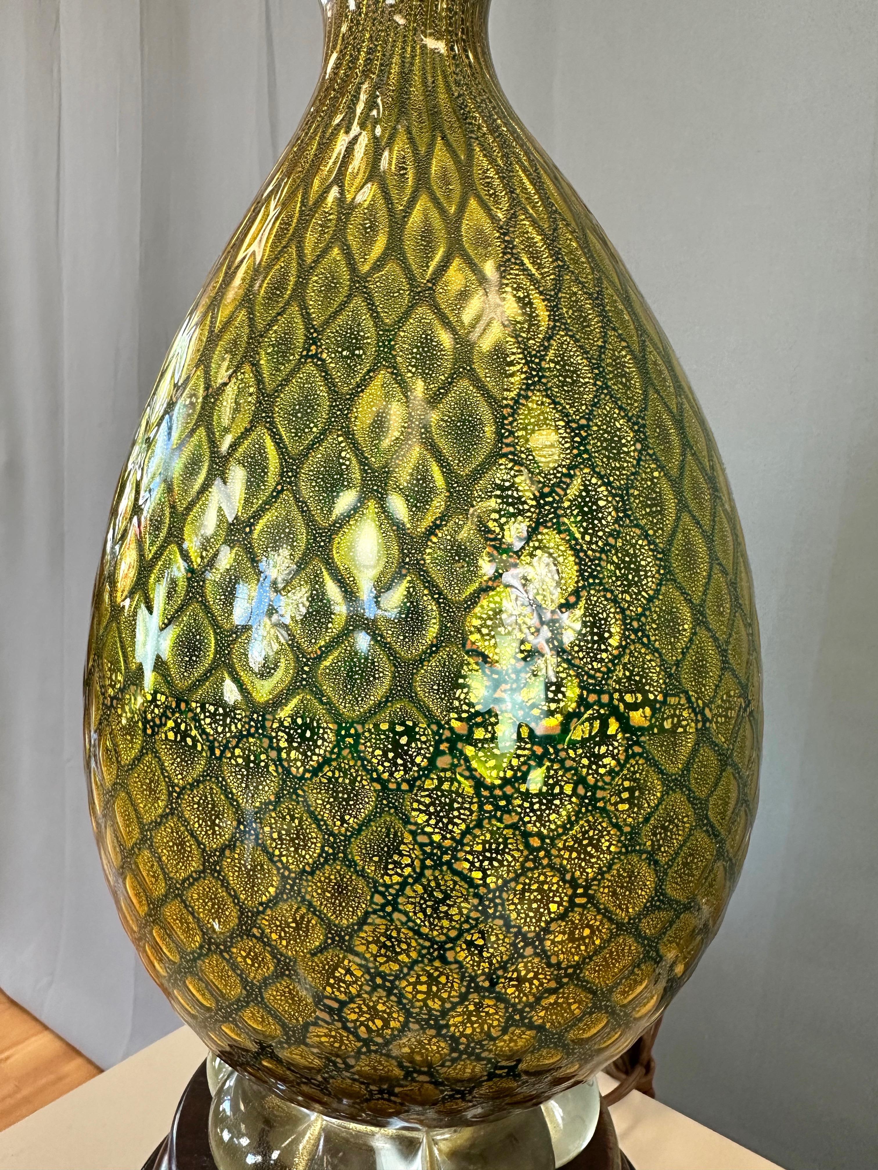 Italian Hand-Blown Murano Glass Green and Gold Leaf Table Lamp on Mahogany Base, 1940s For Sale