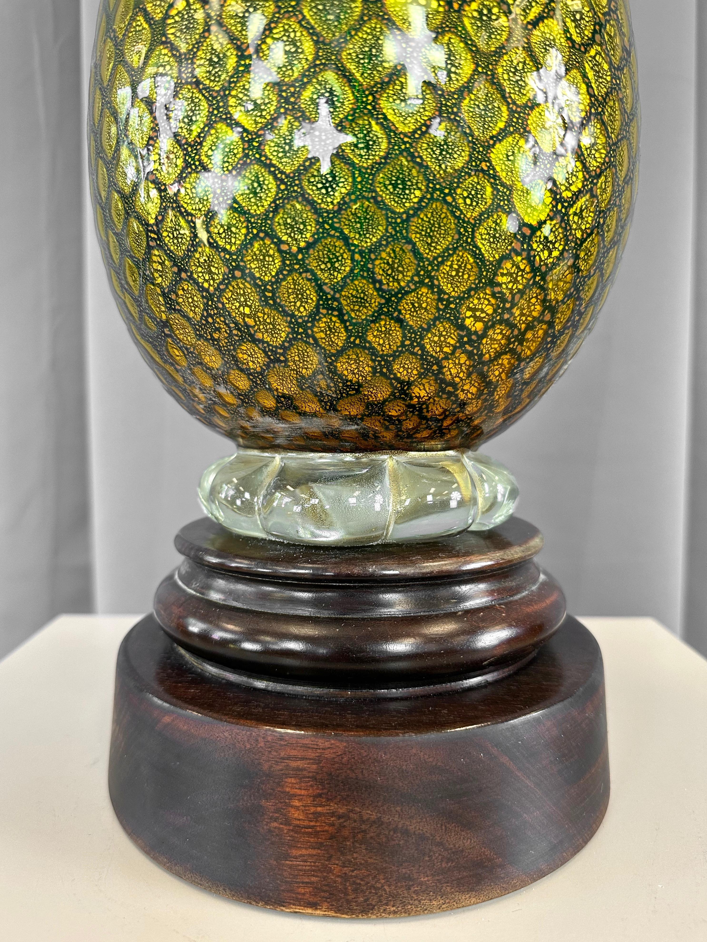 Gilt Hand-Blown Murano Glass Green and Gold Leaf Table Lamp on Mahogany Base, 1940s For Sale