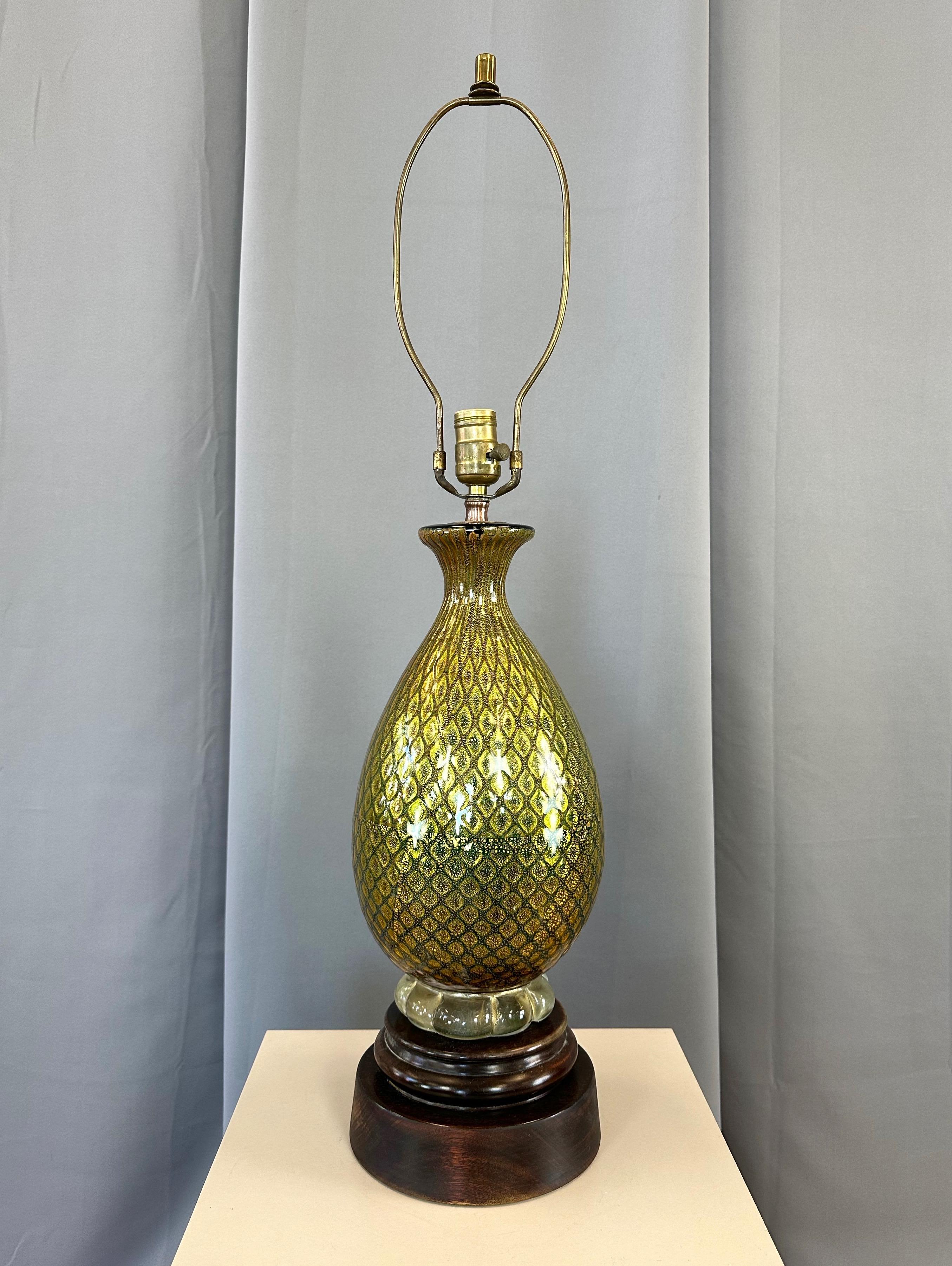 Mid-20th Century Hand-Blown Murano Glass Green and Gold Leaf Table Lamp on Mahogany Base, 1940s For Sale