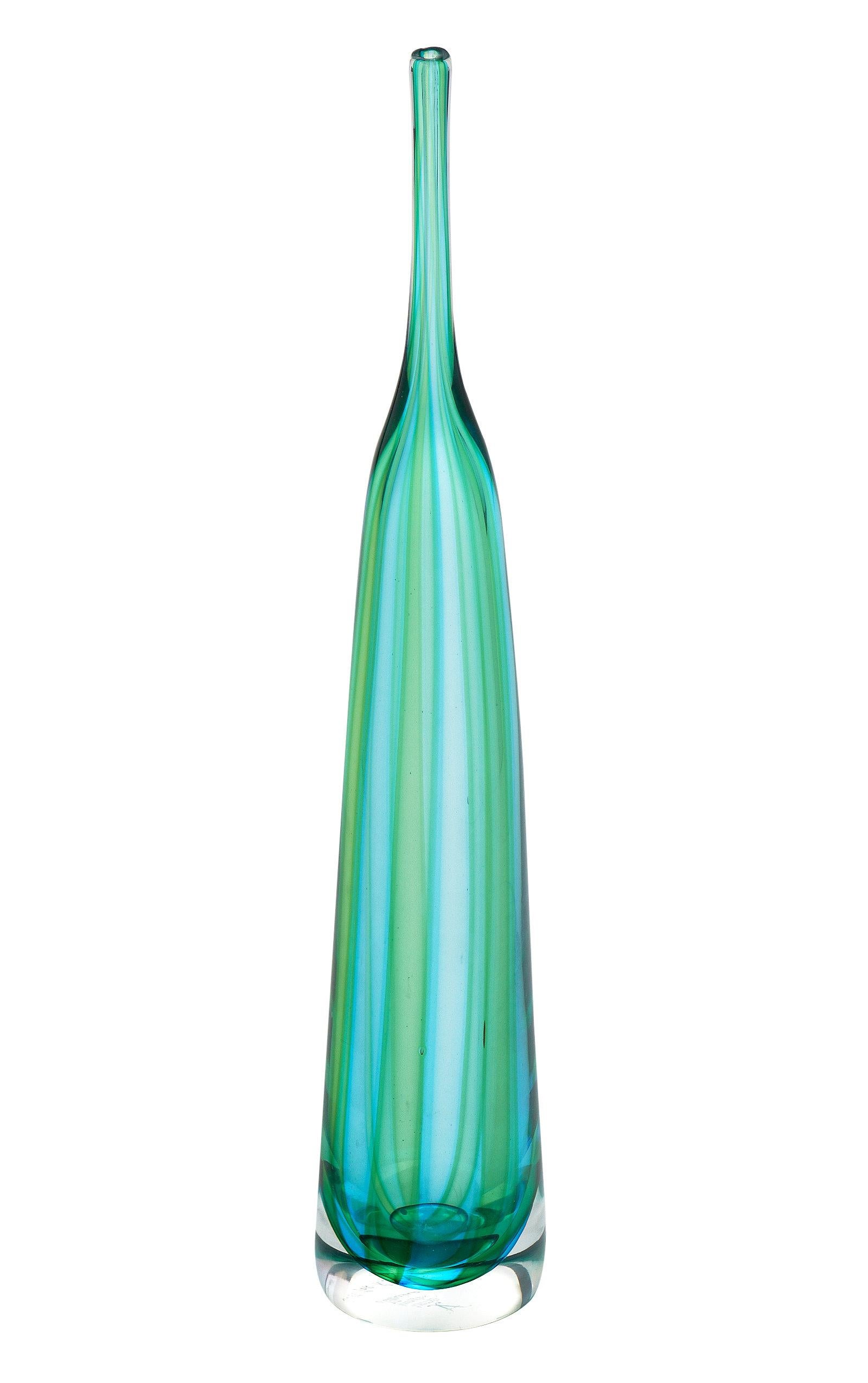 Coppia di vasi in vetro di Murano soffiato a mano. Questa dinamica coppia di vasi di Murano combina le sfumature vorticose del vetro color acqua e verde. Adoriamo le forme e i bellissimi dettagli unici.

Le misure indicate si riferiscono al vaso