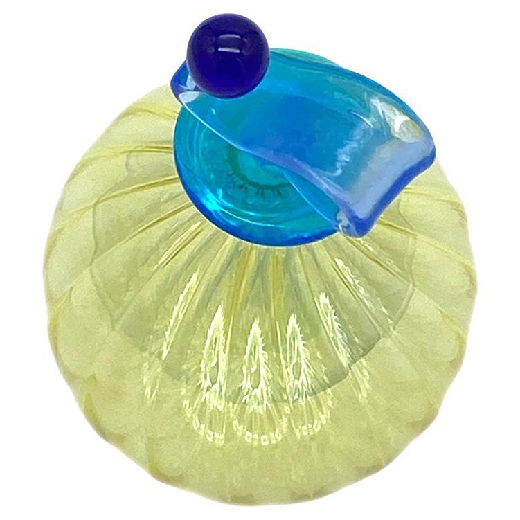 Il s'agit d'un flacon de parfum unique en verre de Murano soufflé à la main avec un corps en melon de couleur jaune citron et un bouchon décoré en bleu avec un compte-gouttes. Ajoutez une touche d'art moderne à votre ensemble de dessus de commode