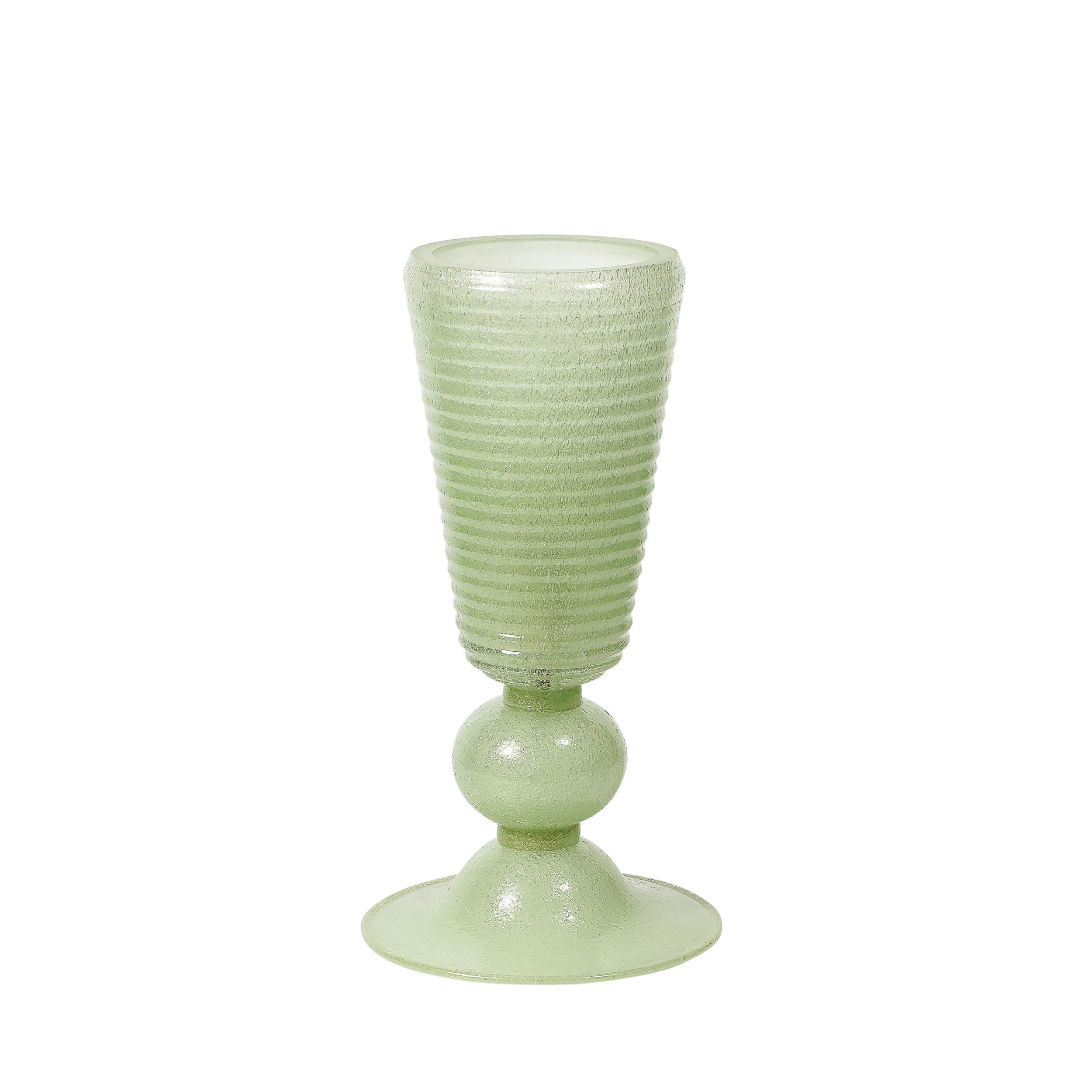Dieses unverwechselbare Paar Tischlampen aus Murano-Glas im Art-déco-Stil zeigt die unvergleichliche Kunstfertigkeit der venezianischen Glasherstellung. Die in Form eines Bienenstocks entworfenen und mit der Pulegoso-Technik gefertigten Lampen -