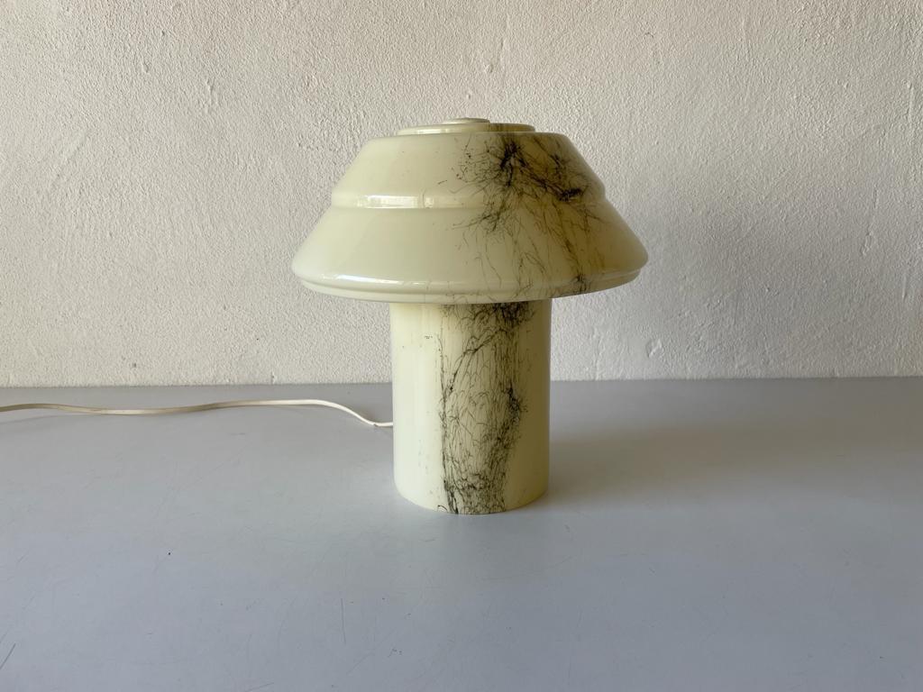 Lampe de table en verre de Murano soufflé à la bouche, années 1960, Italie

Un design minimal
Très haute qualité.
Entièrement fonctionnel.


Câble et fiche d'origine. Cette lampe est adaptée à la prise de courant de l'UE. Allumez et éteignez