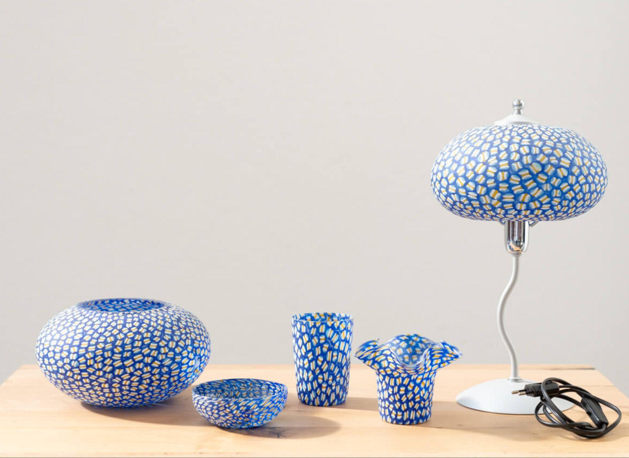 Set de lampes de table en verre de Murano soufflé à la main - années 1990

Cet ensemble vintage des années 1990 comprend une lampe de table en verre de Murano soufflé à la main et deux bols. La lampe, d'une hauteur de 38 cm et d'un diamètre de 24