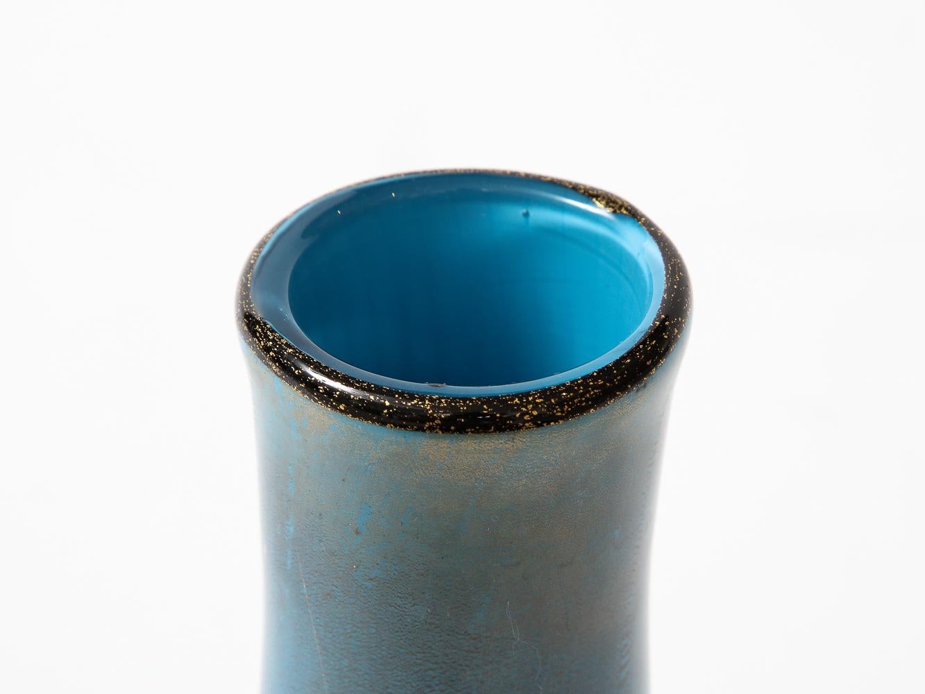 Vase en verre de Murano bleu soufflé à la main avec des détails noirs et dorés sur toute la surface et une bande irisée. Non signée.