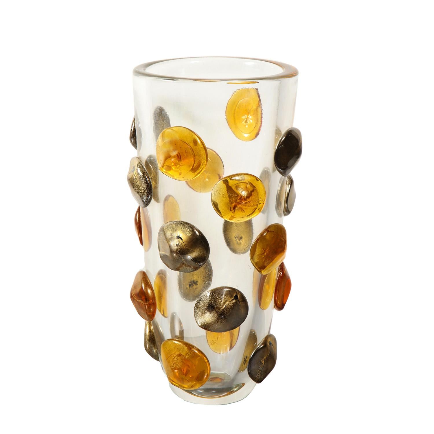 
Vase aus mundgeblasenem Muranoglas mit Bernstein- und Goldglas-Punktmuster. Italien, 2022. Derzeit sind zwei verfügbar

Individuelle Anpassung von Größe und Glasfarbe möglich. Vorlaufzeit 4-5 Wochen.
 