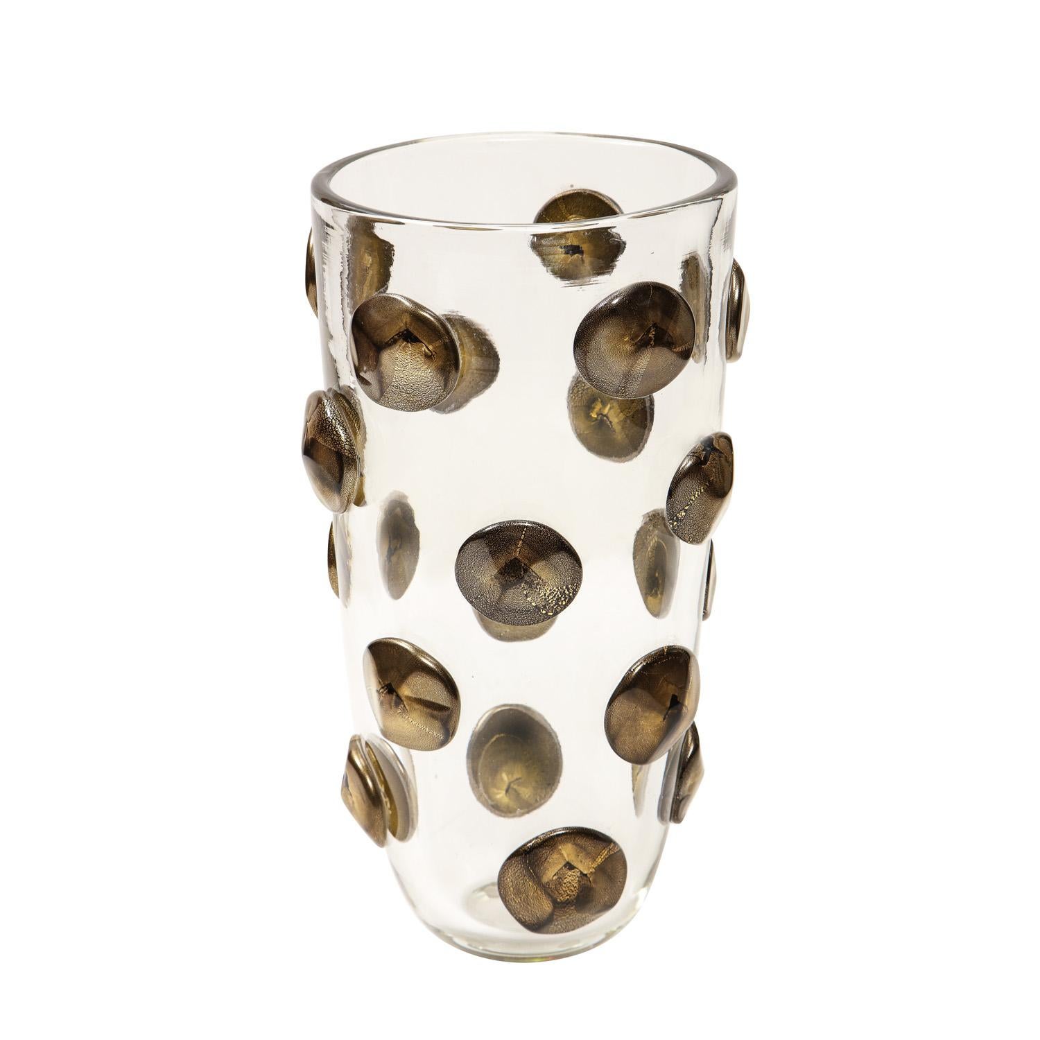 Squisito vaso in vetro trasparente soffiato a mano di Murano con disegno di punti in rilievo in vetro nero e oro, Italia.