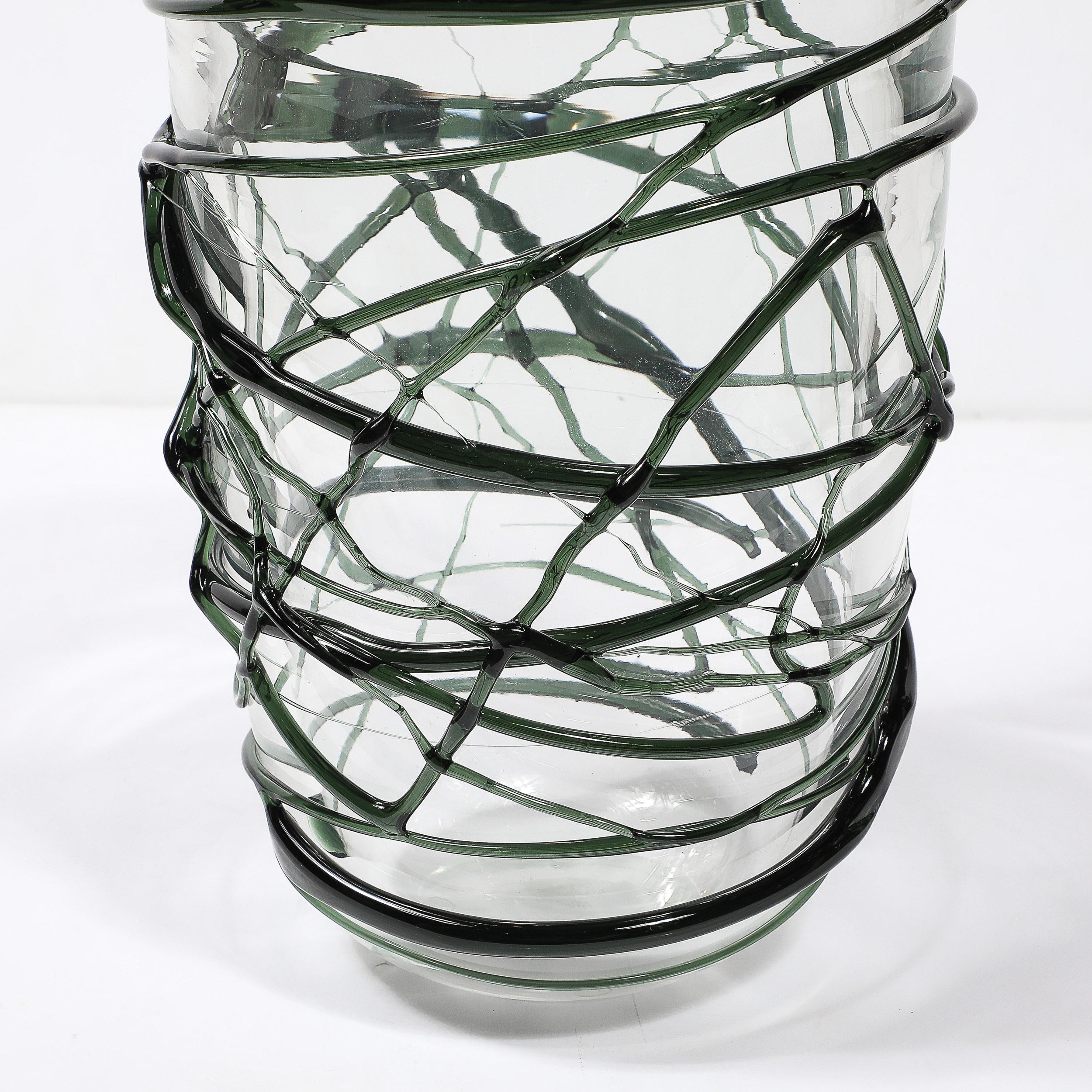 Este sorprendente  El jarrón de cristal de Murano soplado a mano presenta estrías escultóricas orgánicas en un vibrante verde viridiana, que muestran el arte y la tradición de la cristalería veneciana. El jarrón está meticulosamente elaborado,