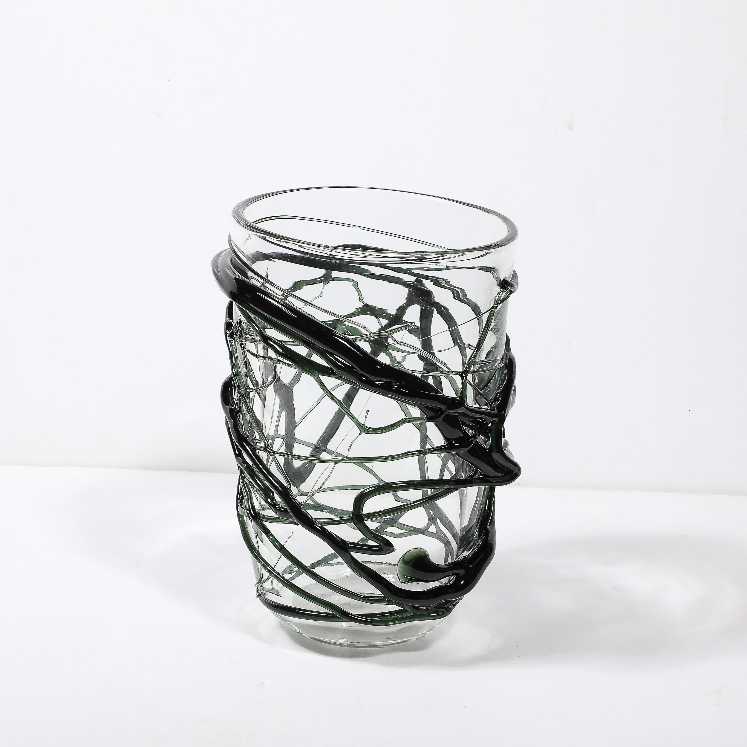 Este llamativo jarrón de cristal de Murano soplado a mano presenta esculturales estrías orgánicas en un vibrante verde viridiana, que muestran el arte y la tradición de la cristalería veneciana. El jarrón está meticulosamente elaborado, resaltando