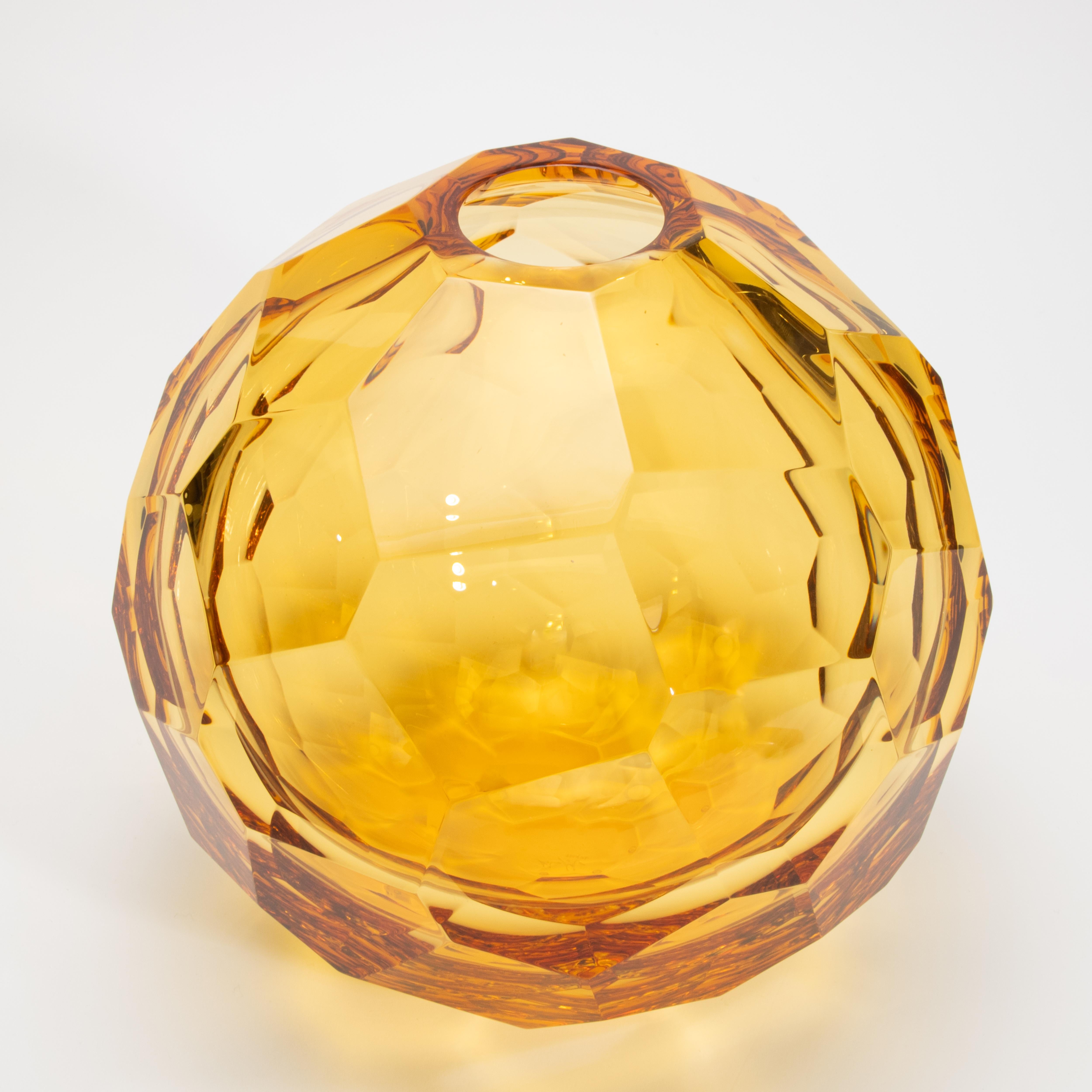 Handgeblasene Murano-Kugelvase in Bernstein (21. Jahrhundert und zeitgenössisch) im Angebot