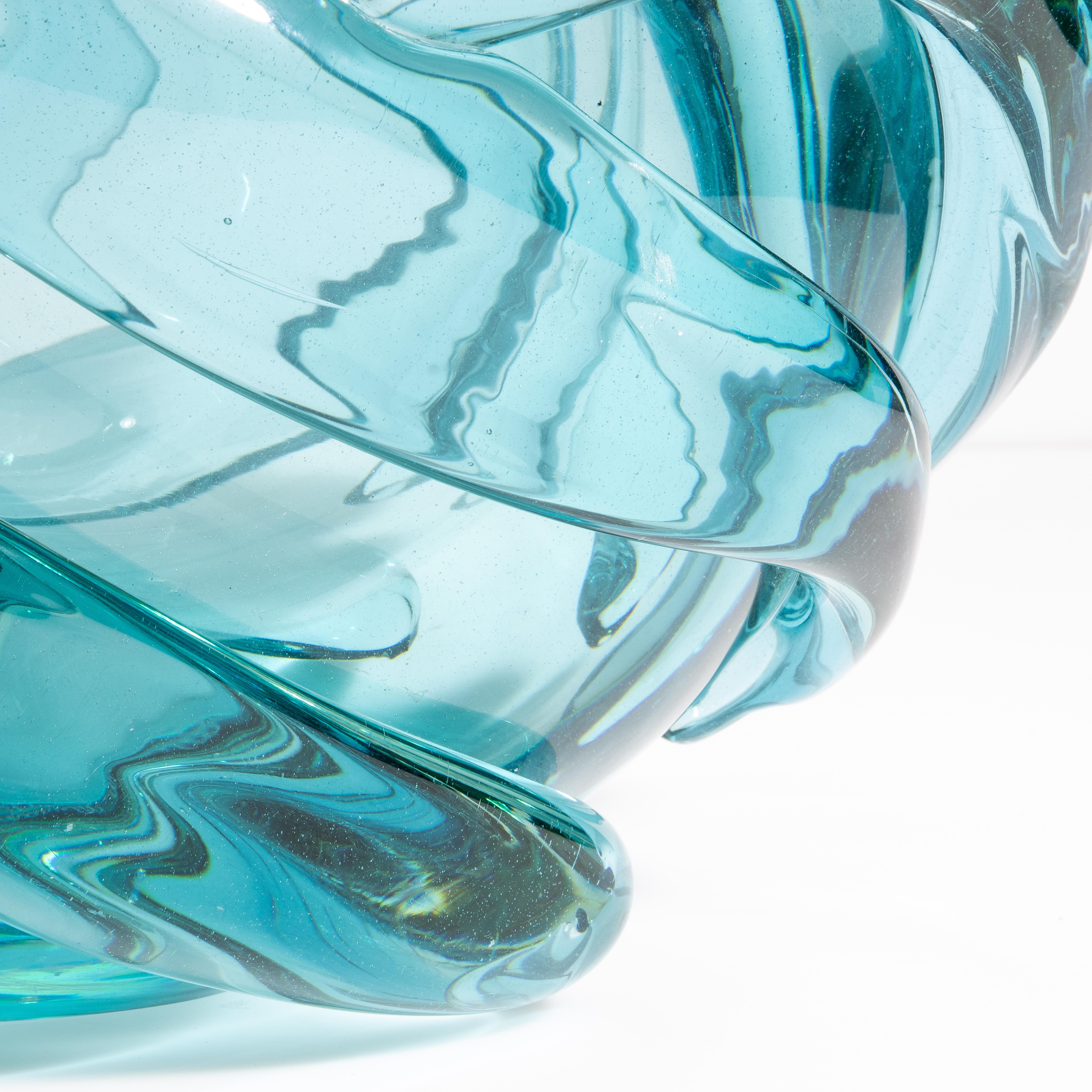 Fatto a mano Vaso a globo di Murano soffiato a mano in blu acqua in vendita