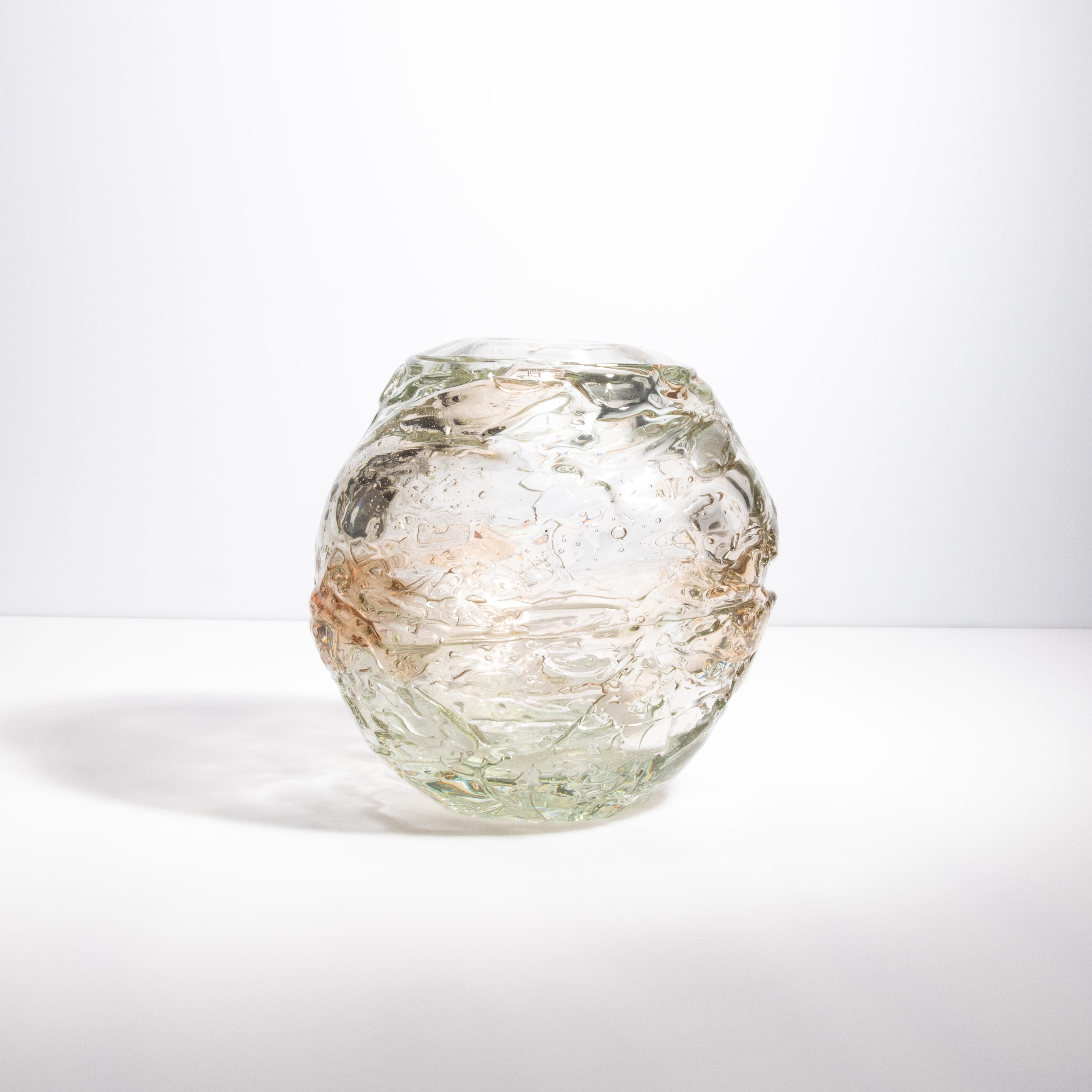 Italiano Vaso a globo di Murano soffiato a mano, trasparente con un tocco di rosa in vendita