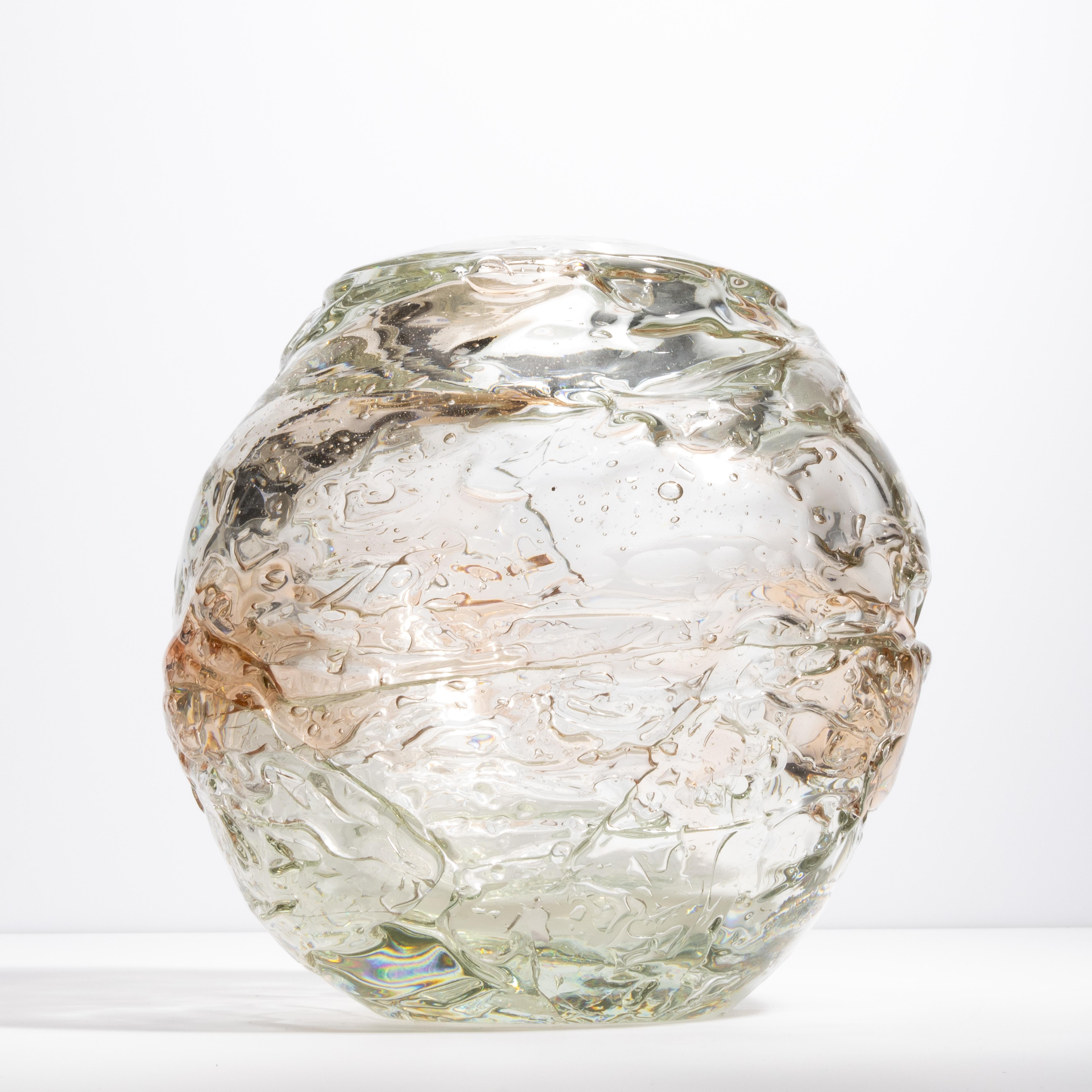 Fatto a mano Vaso a globo di Murano soffiato a mano, trasparente con un tocco di rosa in vendita